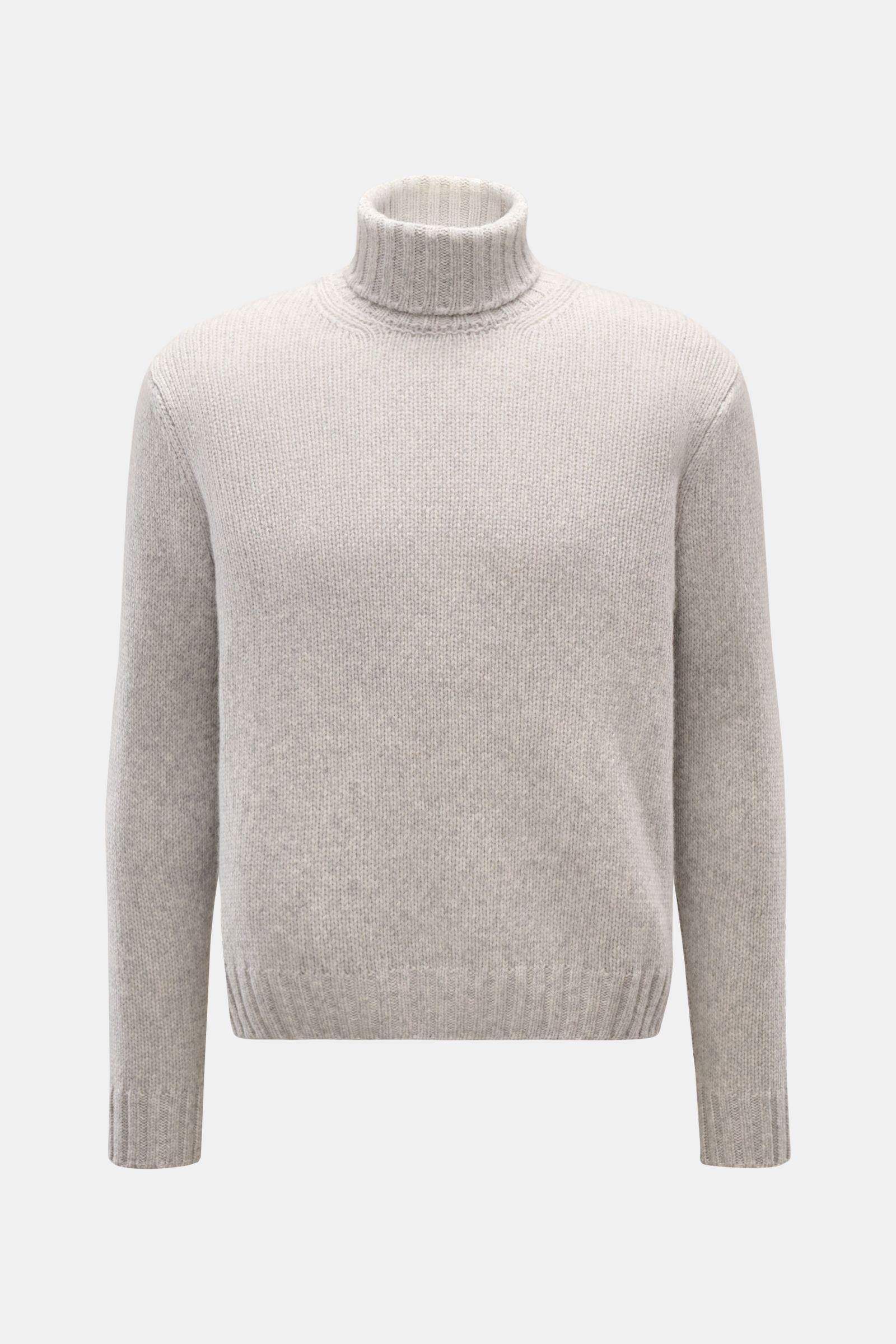 Frontansicht des 04651/ A trip in a bag Cashmere Rollkragenpullovers hellgrau meliert mit grobem Strick, Oversized Fit und Rippbündchen.