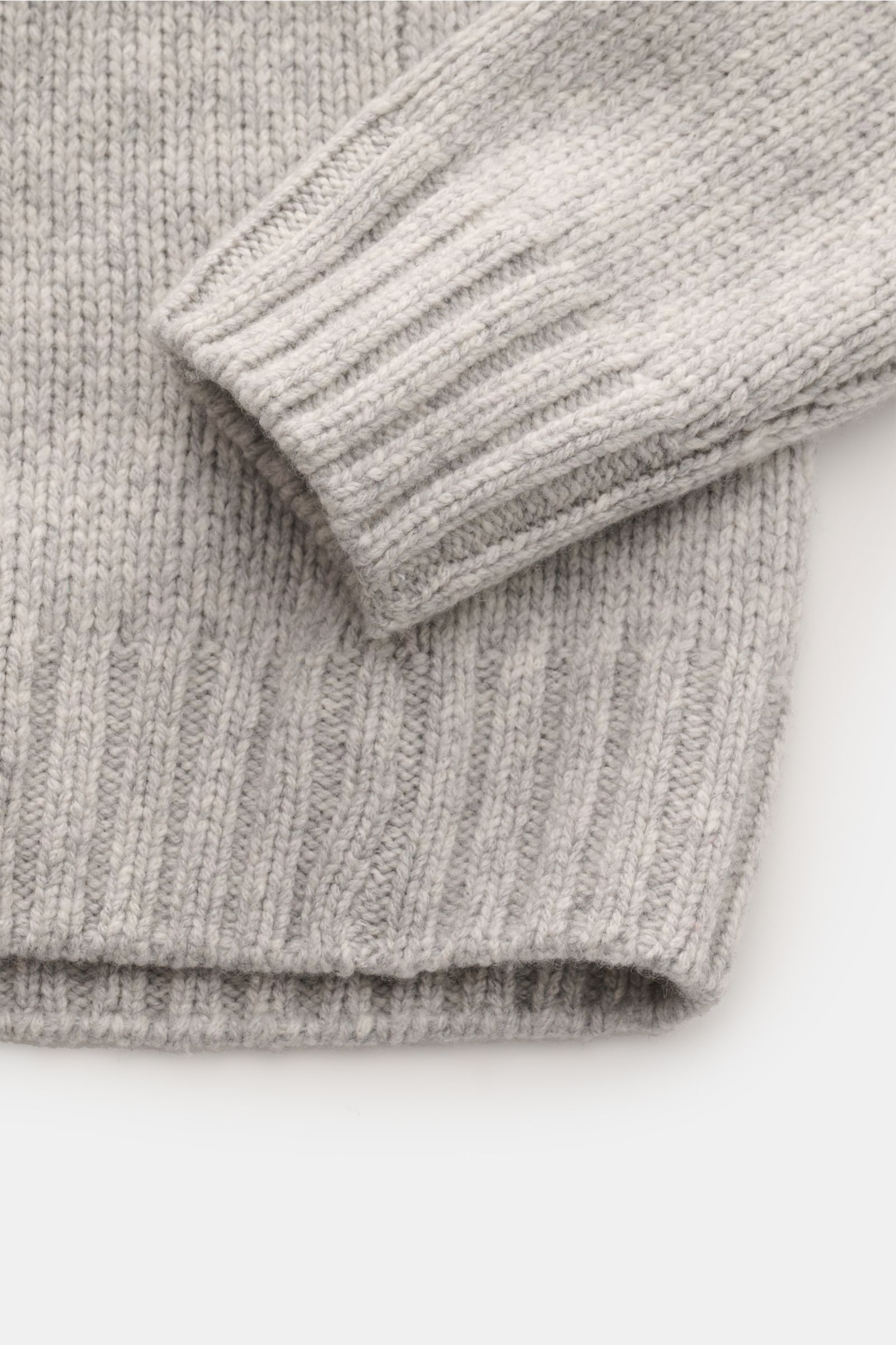 04651/ A trip in a bag Cashmere Rollkragenpullover hellgrau meliert, Detailaufnahme von Ärmel und Saum mit grobem Strick und Rippbündchen, reiner Cashmere, Oversized Fit.