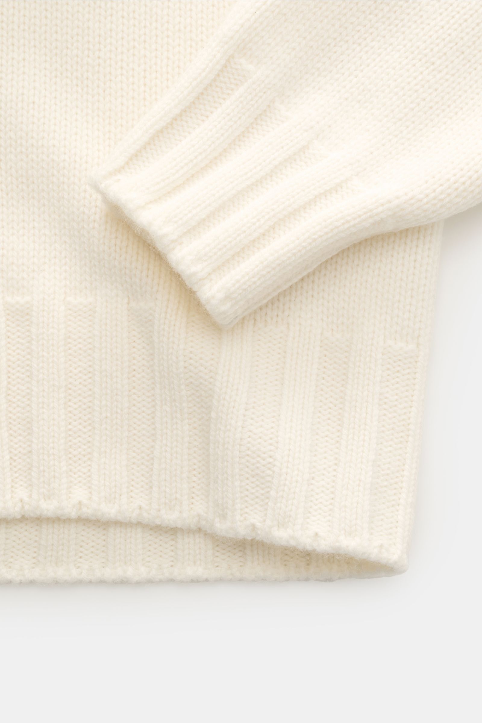 Close-up top-down view of the cuff and hem of the Fioroni Cashmere Rundhalspullover creme, showcasing pure cashmere, very soft feel, medium-fine knit, slim fit, turtleneck, and flexible ribbed cuffs.