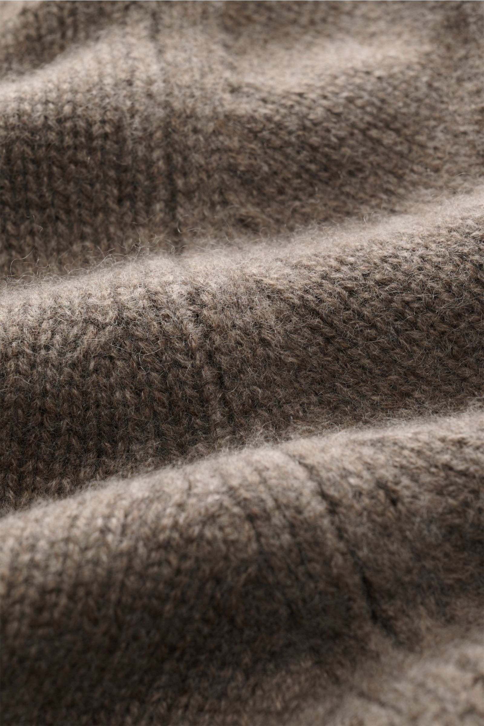 Close-up of the Fioroni Cashmere Rundhalspullover grau meliert fabric showing its soft, mid-fine knit texture from a detailed perspective.

Souveräne Eleganz in ihrer luxuriösesten Form: Der Rollkragenpullover von FIORONI aus erlesenem Cashmere vereint