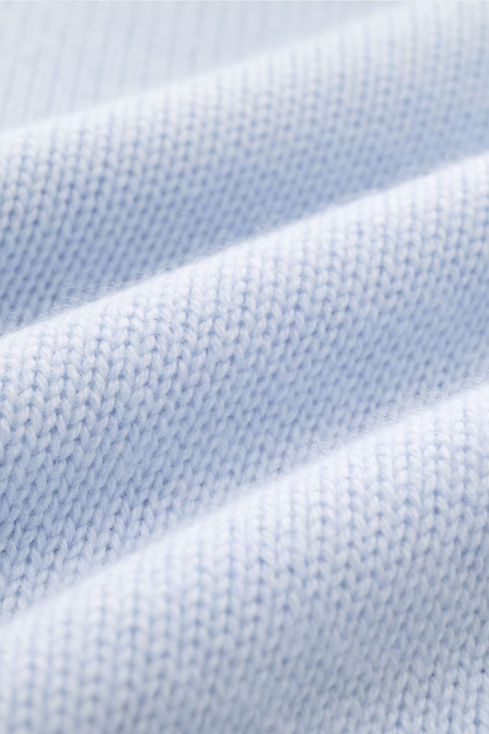 Close-up view of the Fioroni Cashmere Rundhalspullover graubraun meliert fabric showing its soft, medium-fine knit texture and luxurious cashmere fibers.

Souveräne Eleganz in ihrer luxuriösesten Form: Der Rollkragenpullover von FIORONI aus erlesenem C