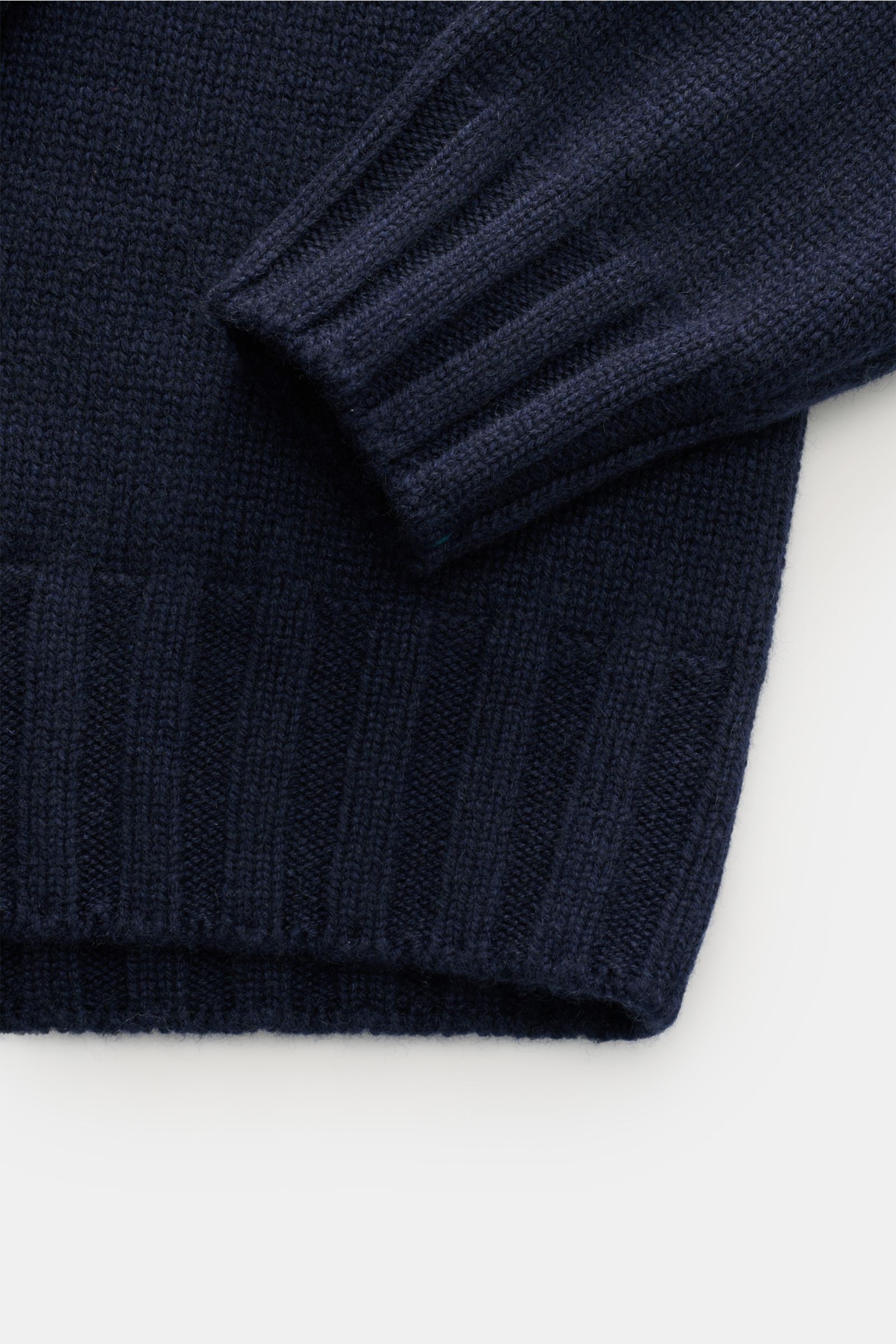 Close-up, top-down view of the cuff and lower body of the Fioroni Cashmere Rundhalspullover navy, showing fine knit texture and ribbed flexible cuffs. Souveräne Eleganz in ihrer luxuriösesten Form: Der Rollkragenpullover von FIORONI aus erlesenem Cashm