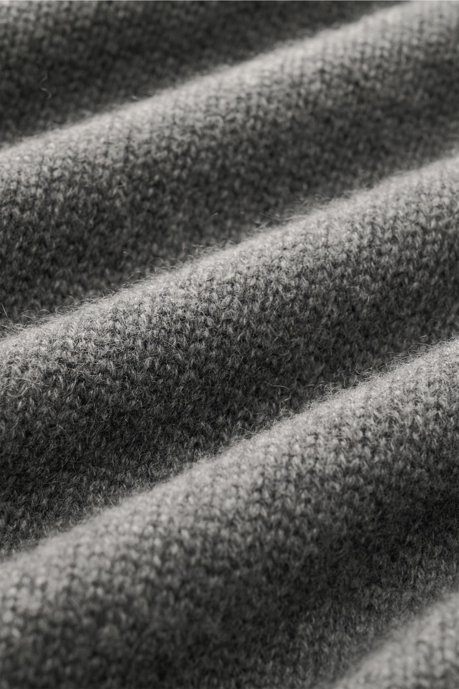 Close-up view of the Fioroni Cashmere Rundhalspullover dunkelgrau meliert showing the soft, medium-fine knit texture and delicate fibers.

Souveräne Eleganz in ihrer luxuriösesten Form: Der Rollkragenpullover von FIORONI aus erlesenem Cashmere vereint 