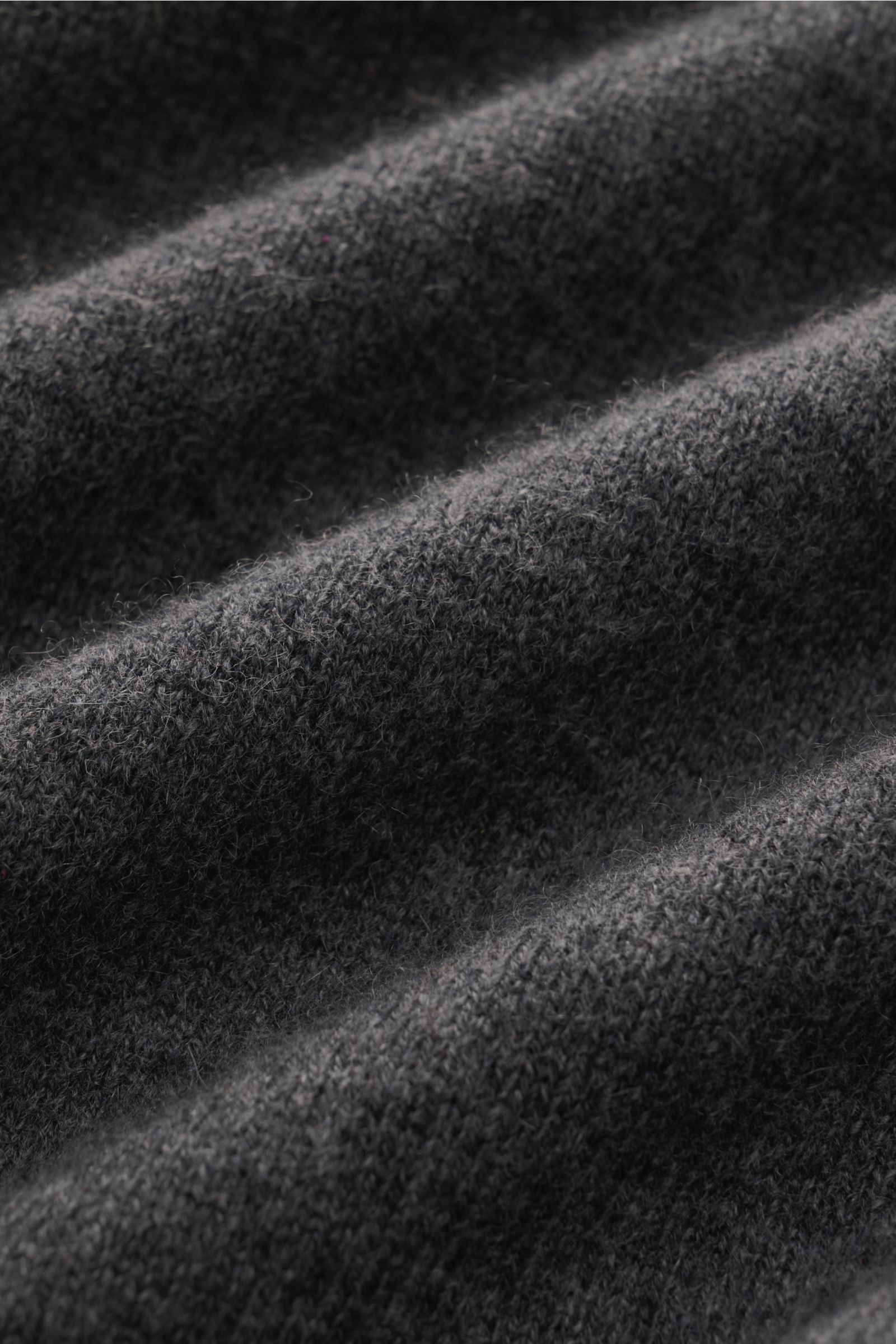 Close-up image of the dark grey FTC Baby-Cashmere Rundhals-Pullover fabric, showing fine knit texture and softness from a top-down perspective. The ultra-soft baby cashmere material features a very soft touch, fine knit pattern, slim fit, round neckline, 