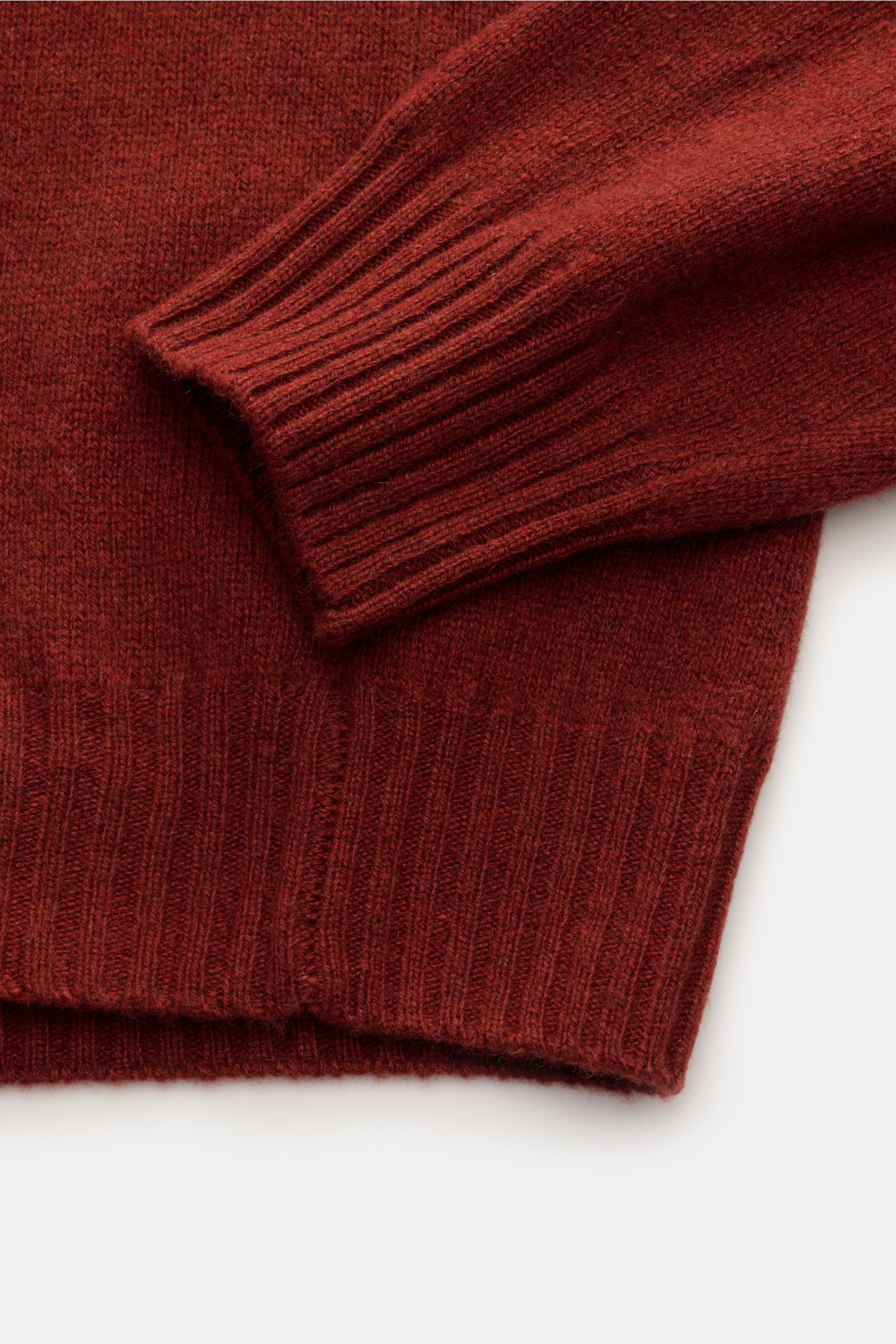 04651/ A trip in a bag Cashmere Rundhalspullover rotbraun meliert, Detailaufnahme von Ärmel und Bund, reiner Cashmere, weicher Griff, Slim Fit.