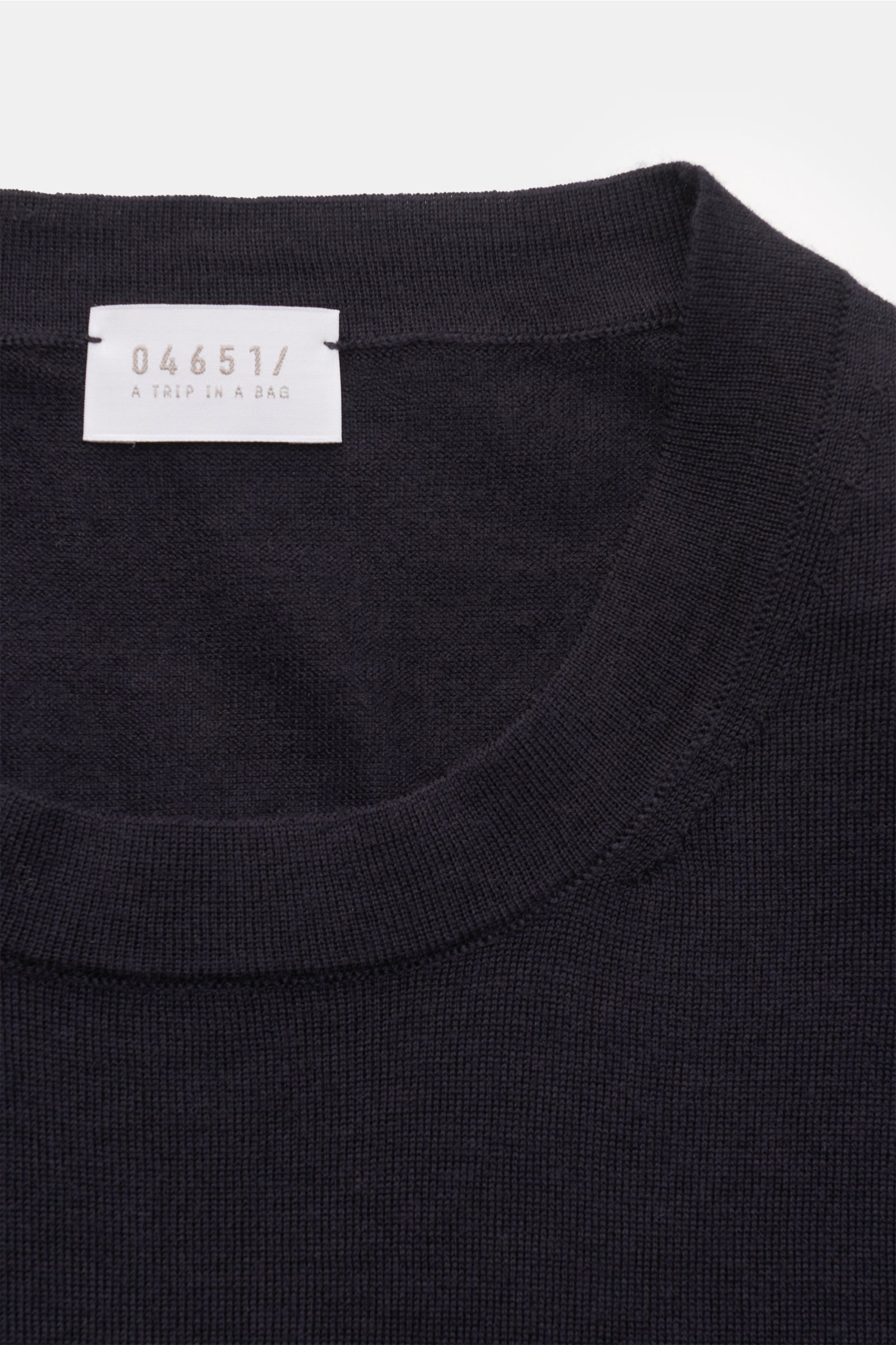 04651/ A trip in a bag Merino Feinstrick-Rundhalspullover navy