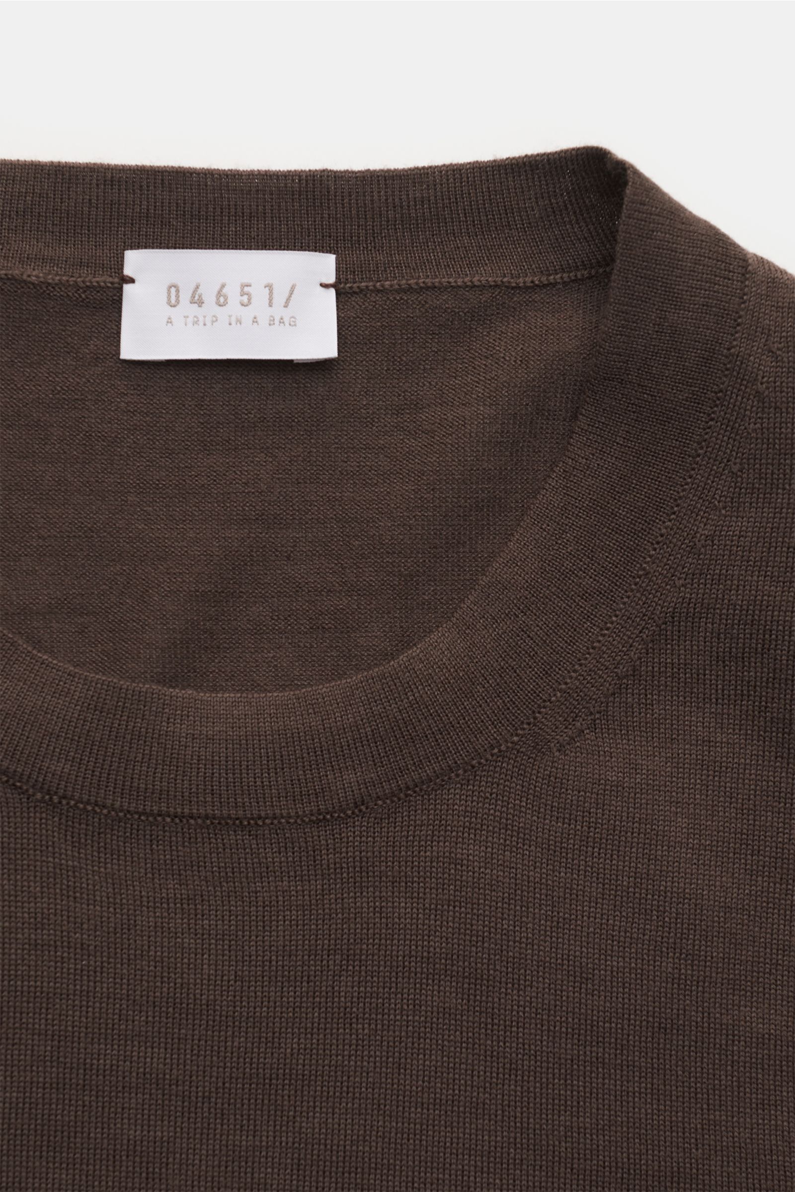 04651/ A trip in a bag Merino Feinstrick-Rundhalspullover graubraun