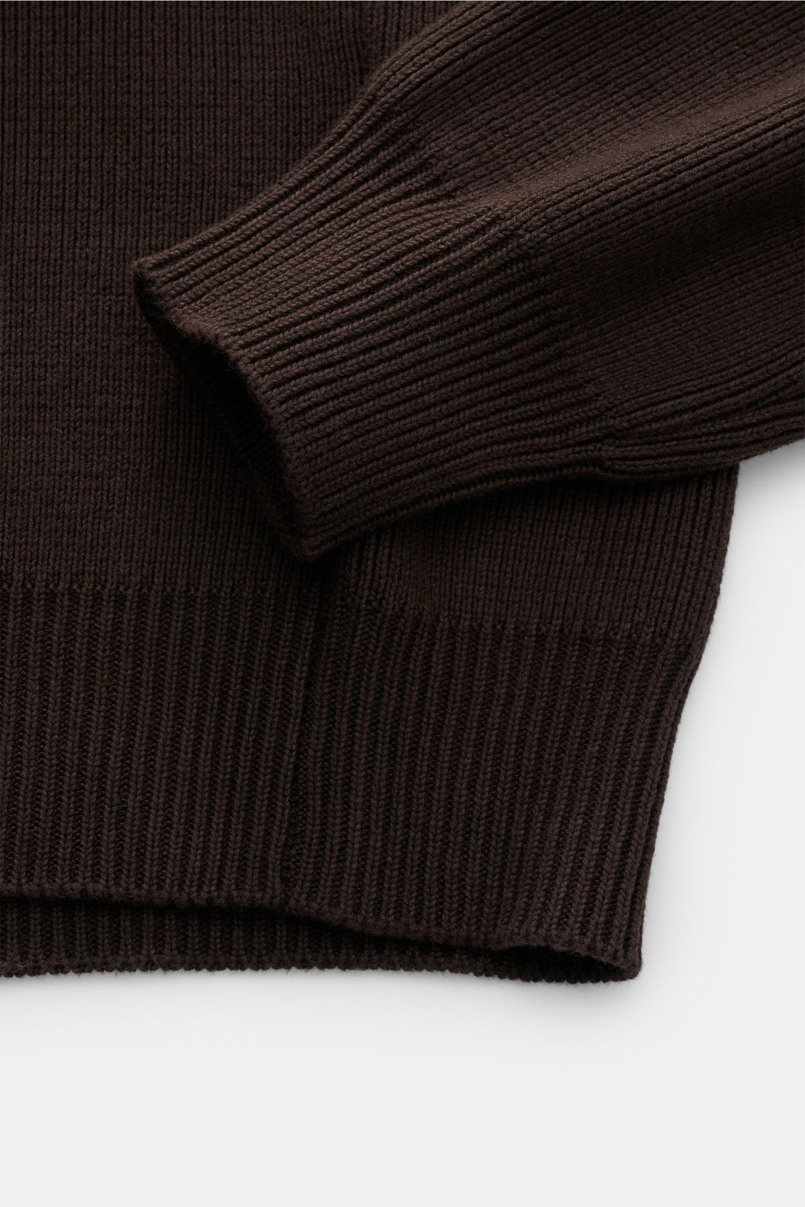 Golden Goose Rundhalspullover 'Davis' dunkelbraun, Detailaufnahme von Ärmel und Saum, feines Patent-Strickmuster, weiche Baumwolle, elastisch.
