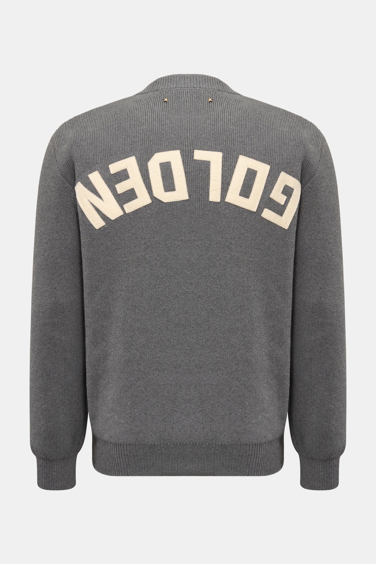 Golden Goose Rundhalspullover 'Davis' grau, Rückansicht, feiner Patentstrick, reine Baumwolle, zwei Metall-Sterne, 'Golden' Reverse-Schriftzug, Rippbündchen.