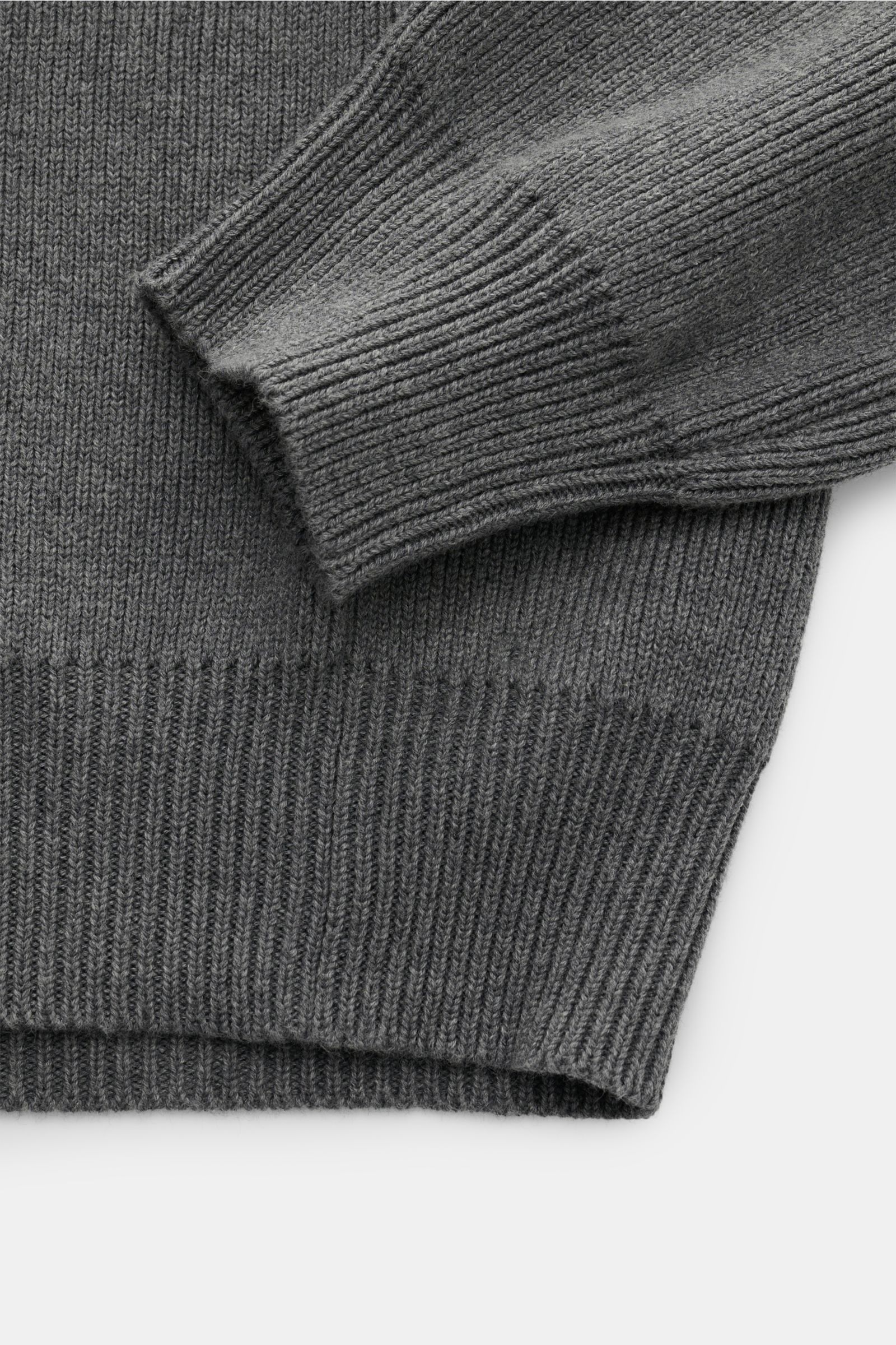 Golden Goose Rundhalspullover 'Davis' grau, Detailaufnahme der feinen Patentstrickstruktur, elastische Baumwolle, weicher Griff, Rippbündchen, Vorderseite.