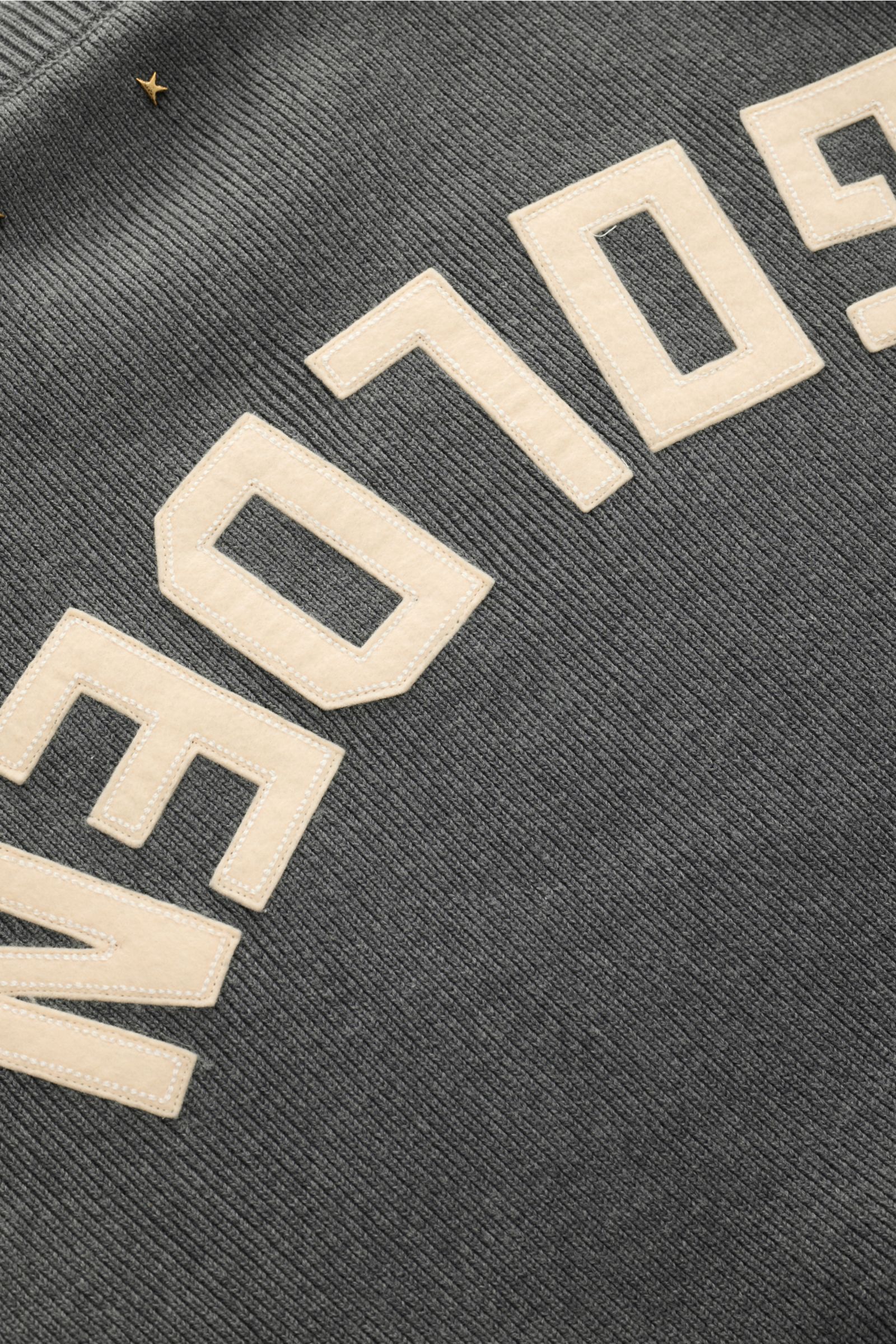 Golden Goose Rundhalspullover 'Davis' grau, Rückansicht mit feinem Patentstrick, Metall-Sternen und kontrastierendem 'Golden' Reverse-Schriftzug.