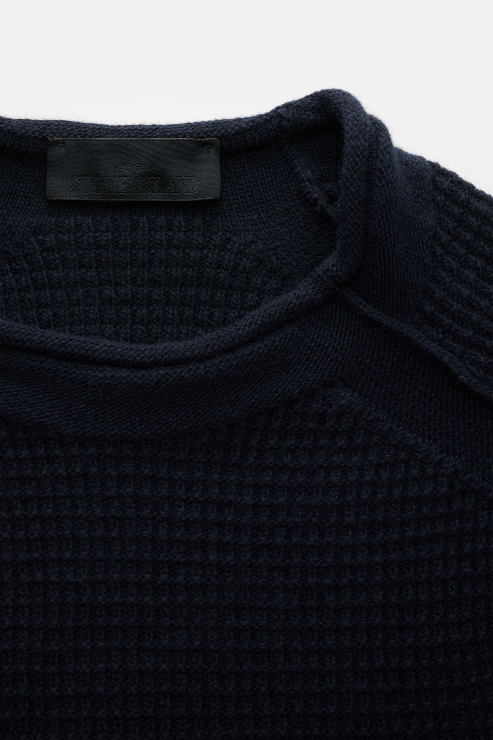 Stone Island Rundhalspullover 'Ghost' navy, Detailaufnahme von oben, Strukturstrick, reine Schurwolle, Rundhalsausschnitt mit Rollsaum, Kompass-Badge.
