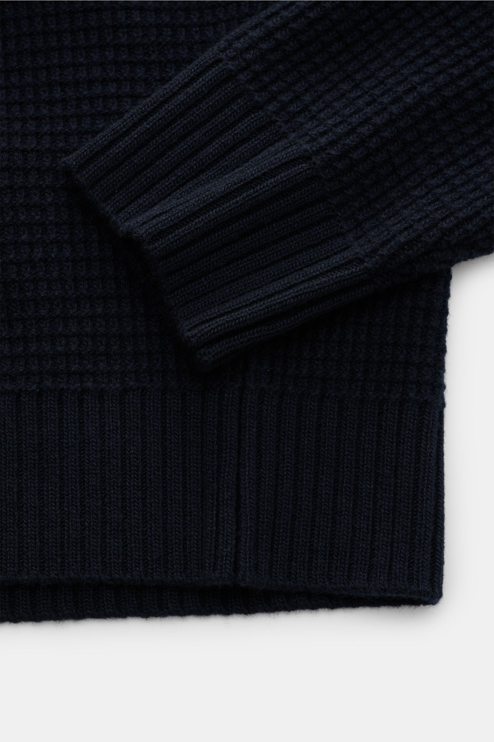 Stone Island Rundhalspullover 'Ghost' navy, Nahaufnahme von Ärmeln und Saum, Strukturstrick aus reiner Schurwolle, Oversized Fit.