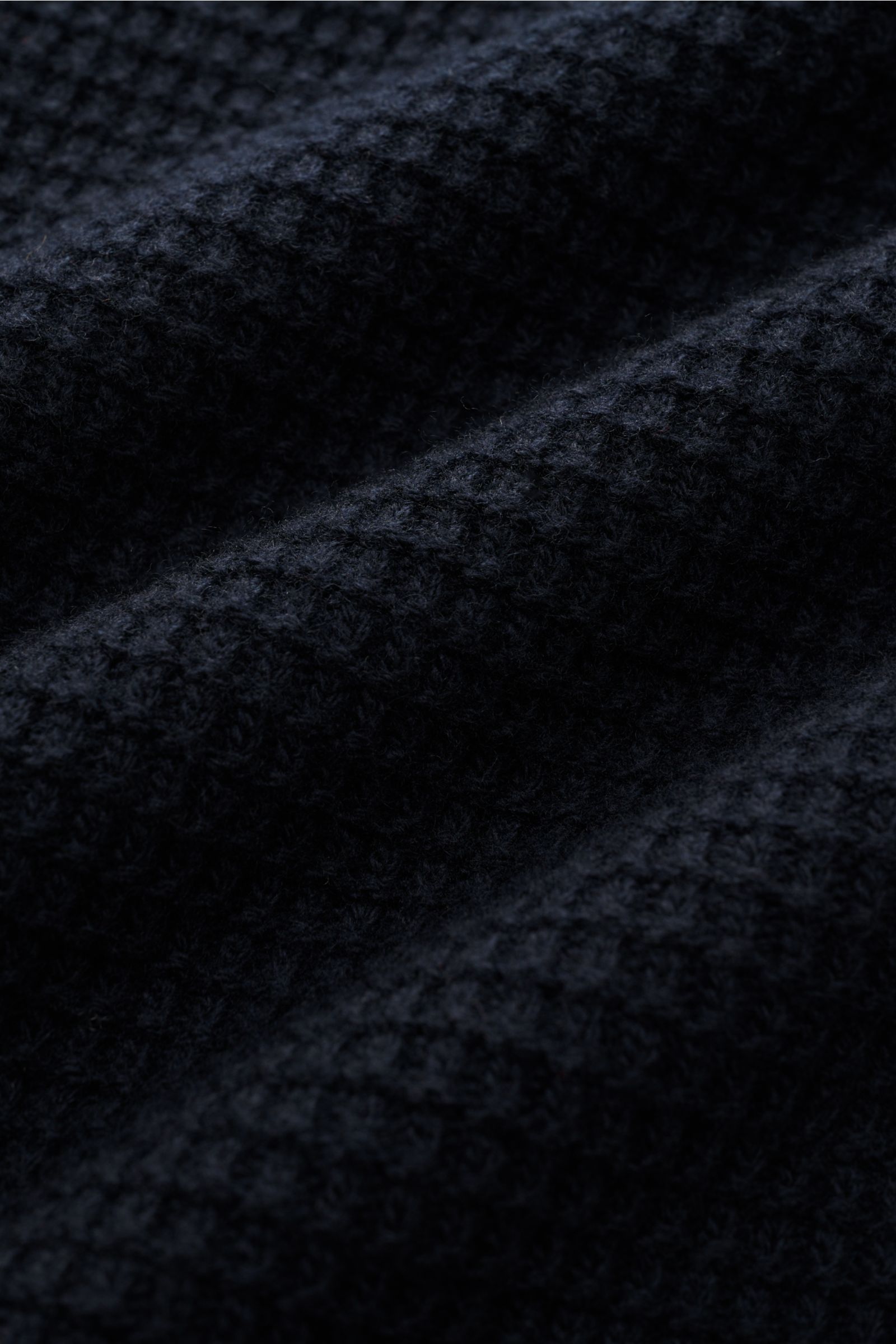 Nahaufnahme des Stone Island Rundhalspullover 'Ghost' navy mit Strukturstrick, reine Schurwolle und feinem, reliefartigem Muster.