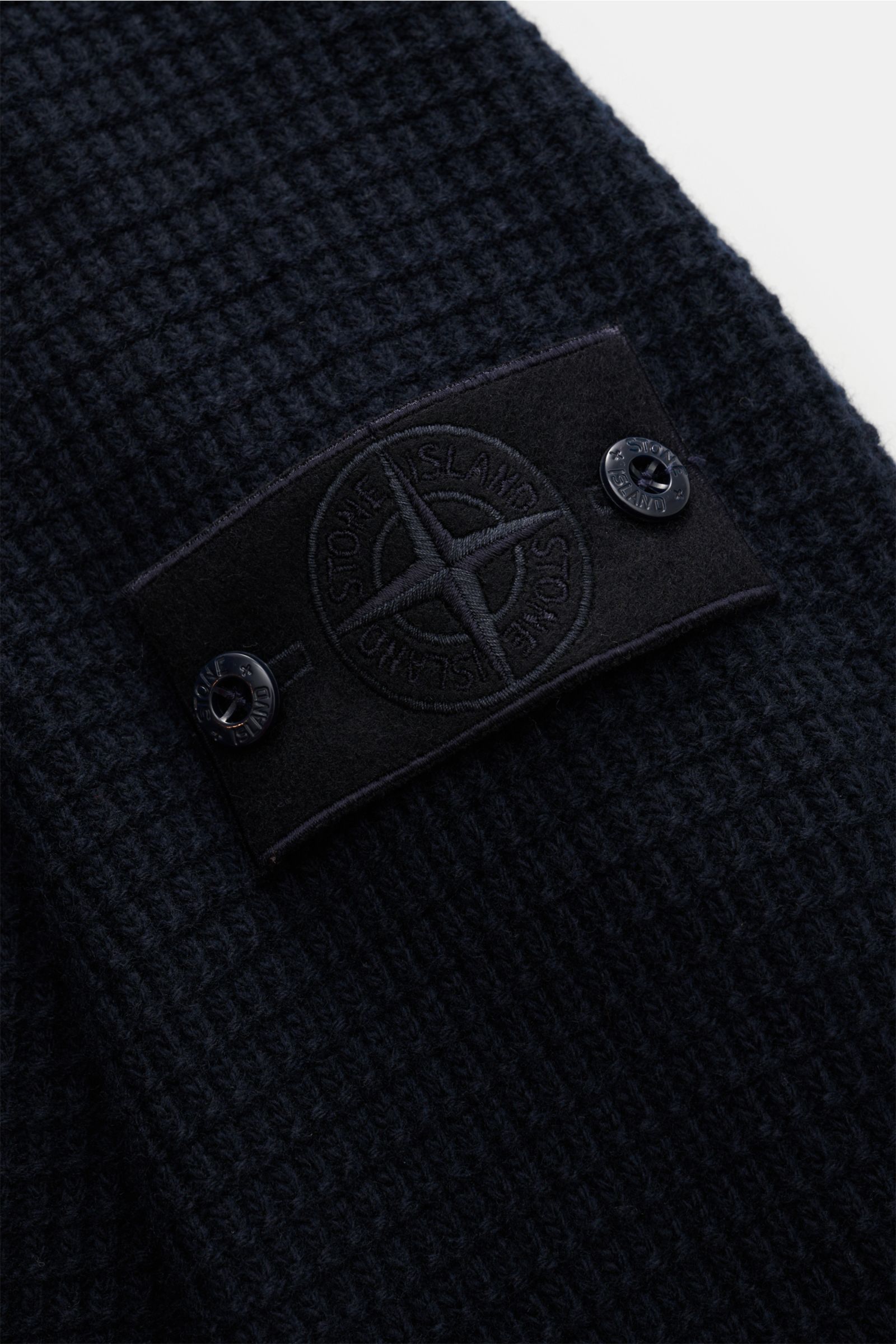 Stone Island Rundhalspullover 'Ghost' navy in Nahaufnahme, Strukturstrick, reine Schurwolle, Oversized Fit, Kompass-Badge am Oberarm.