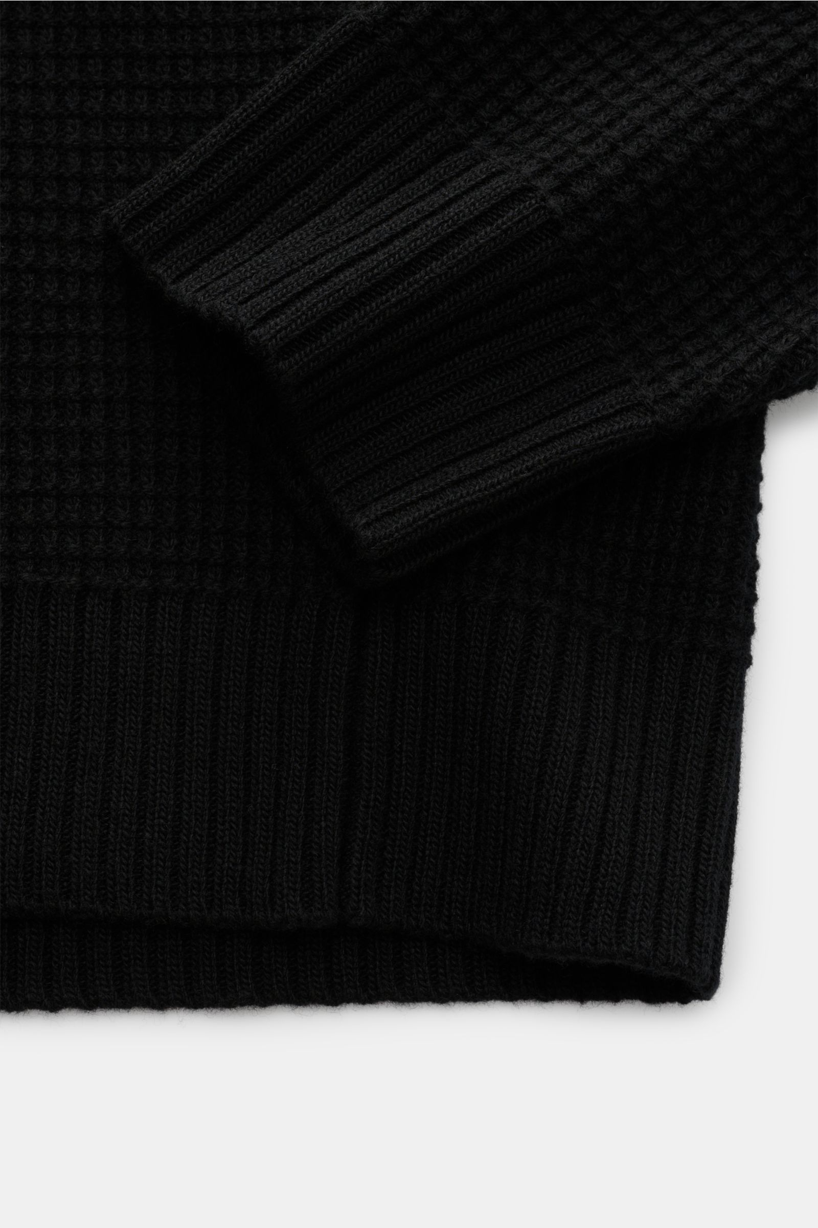 Close-up front view of the textured knit and ribbed cuff of the Stone Island Crew neck jumper 'Ghost' black, made of pure virgin wool.

A versatile winter essential: This crew neck jumper from the 'Ghost' capsule collection by STONE ISLAND is a highly 