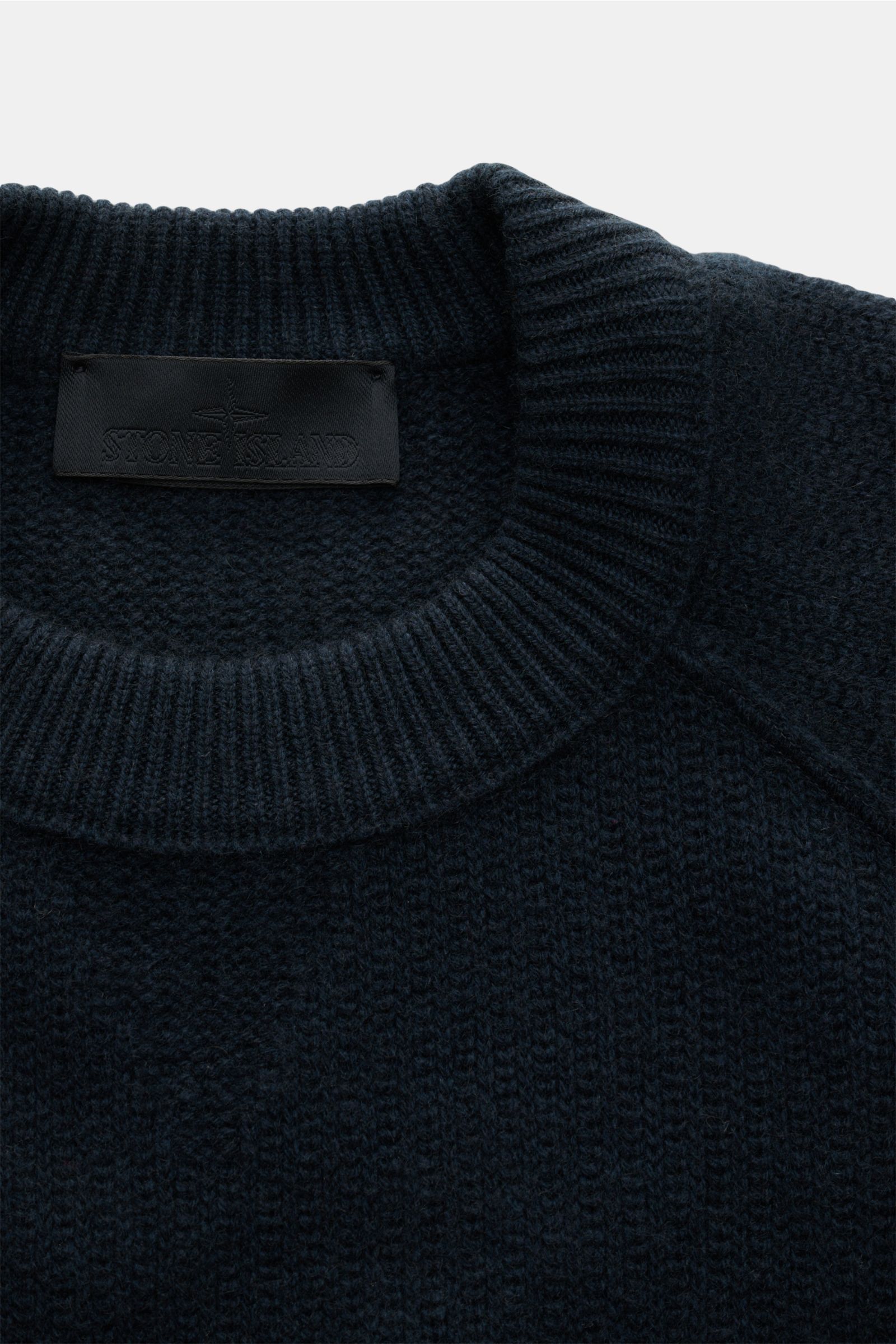 Stone Island Cashmere Rundhalspullover 'Ghost' navy, Nahaufnahme von oben, reiner Cashmere, weicher Griff, mittelfeines Strickbild, Regular Fit, Rundhalsausschnitt, legere Raglanärmel, Kompass-Badge am Oberarm, flexible Rippbündchen.