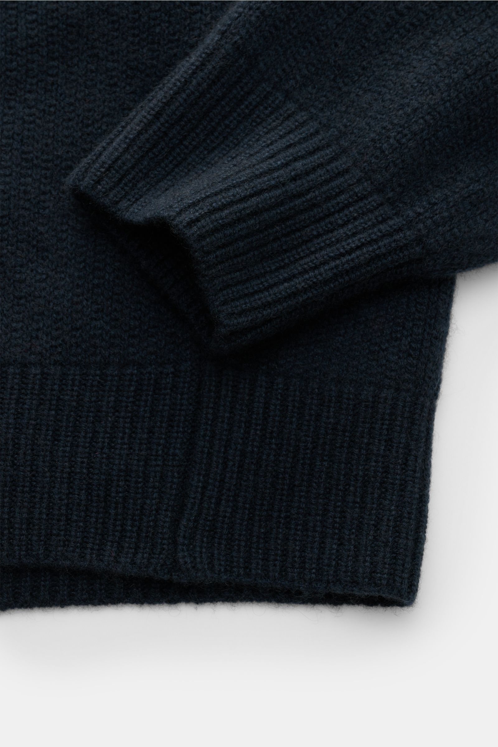 Nahaufnahme des Stone Island Cashmere Rundhalspullover 'Ghost' navy, zeigt weichen Griff, mittelfeines Strickbild, Rippbündchen und legere Raglanärmel.