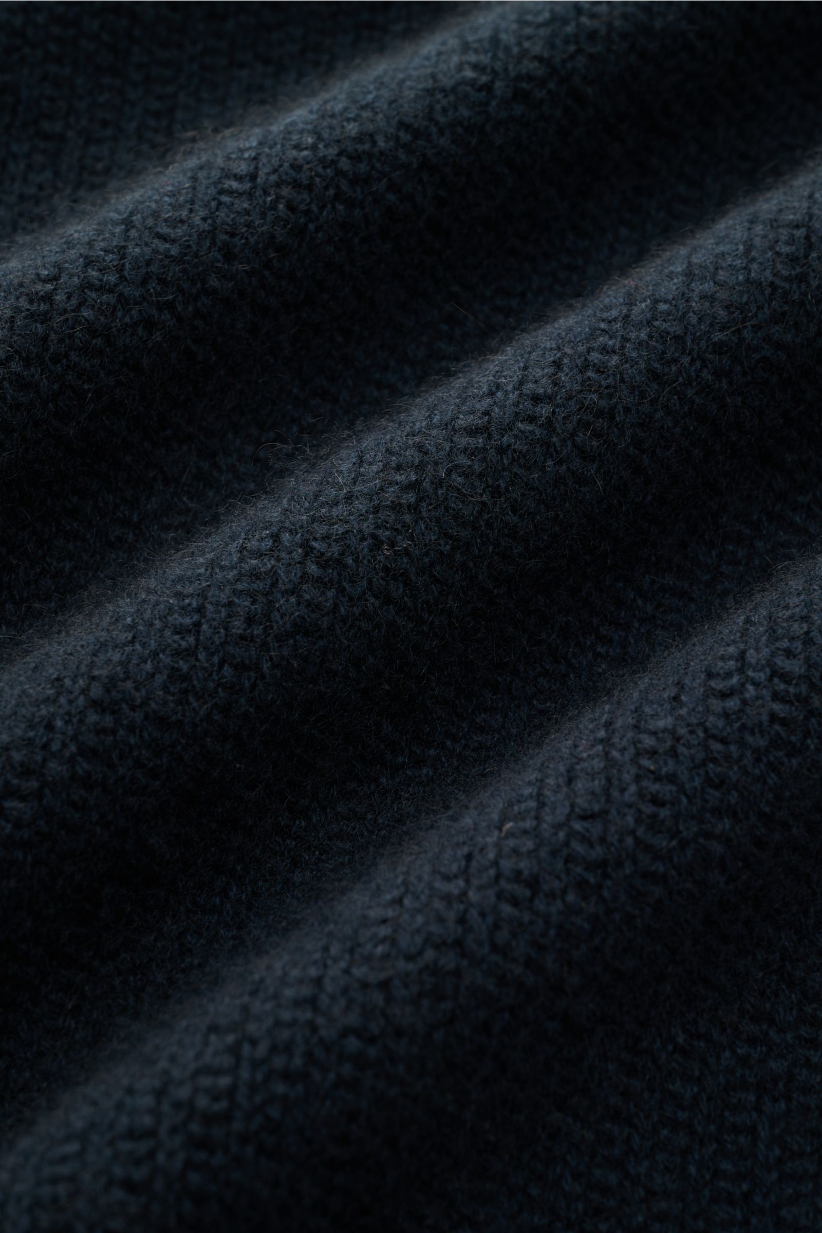 Stone Island Cashmere Rundhalspullover 'Ghost' navy, Detailaufnahme des weichen, mittelfeinen Strickbilds in Nahaufnahme.