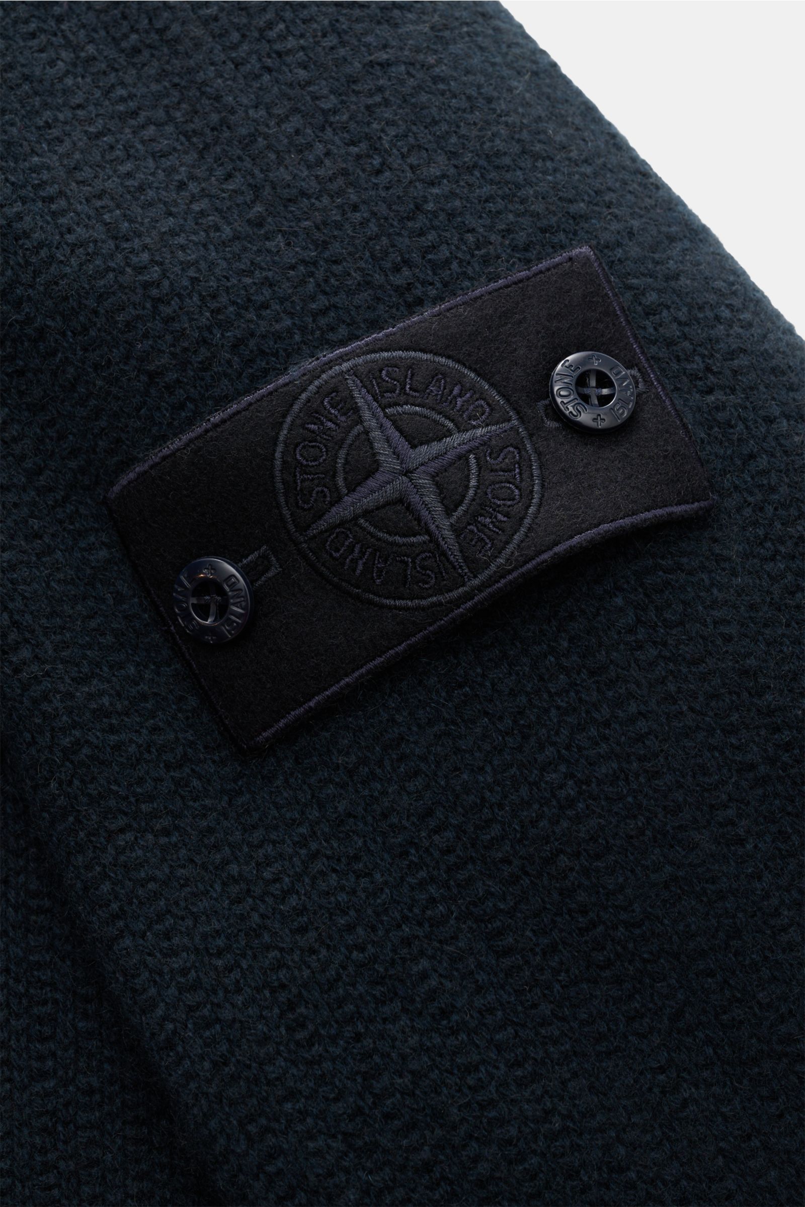 Stone Island Cashmere Rundhalspullover 'Ghost' navy, Detailaufnahme des Kompass-Badges am Ärmel, mittelfeines Strickbild, weicher Griff.