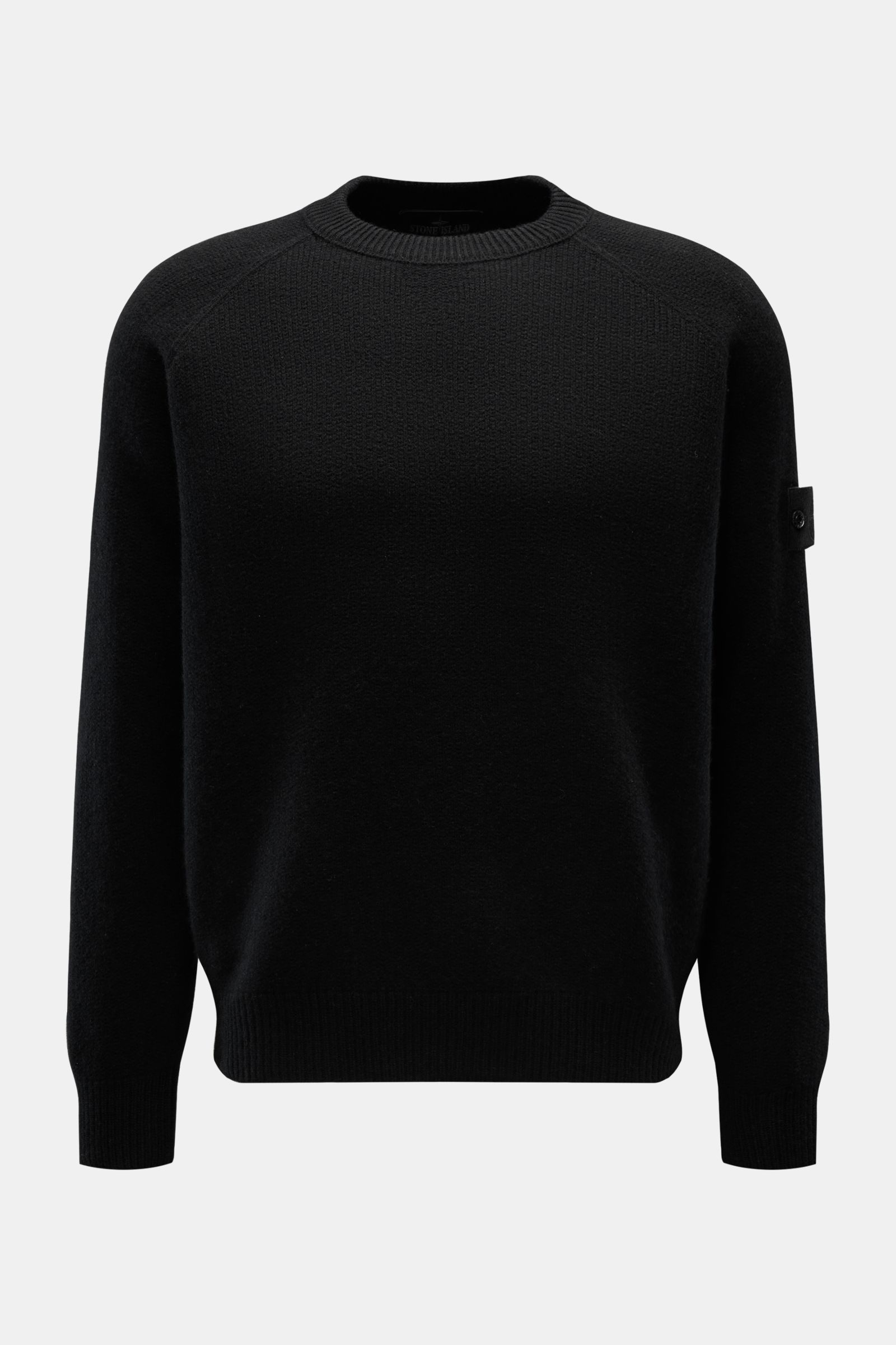 Stone Island Cashmere Rundhalspullover 'Ghost' schwarz, frontal fotografiert, mittelfeiner Strick, Raglanärmel, Kompass-Badge am Oberarm, Regular Fit.