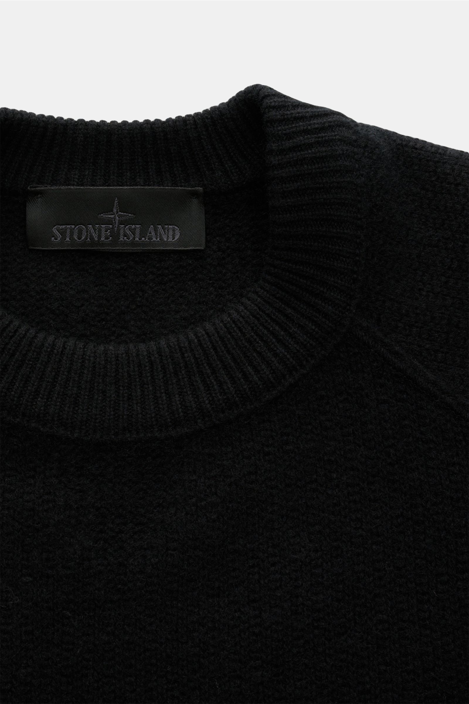 Stone Island Cashmere Rundhalspullover 'Ghost' schwarz, Nahaufnahme von oben, weicher Griff, mittelfeines Strickbild, Rundhals, Raglanärmel, Kompass-Badge.
