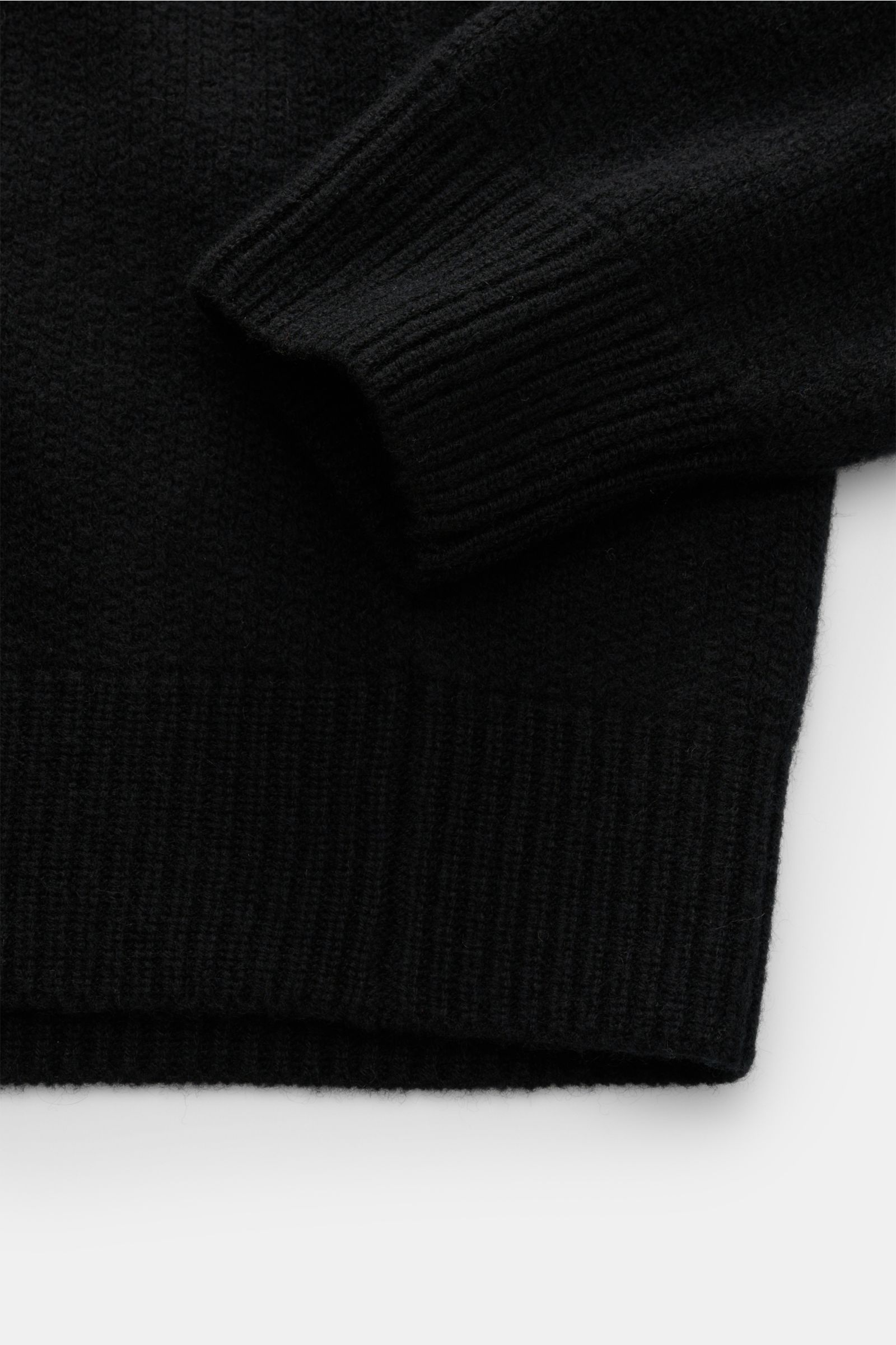 Stone Island Cashmere Rundhalspullover 'Ghost' schwarz, Nahaufnahme von Ärmel und Saum, weicher Griff, mittelfeines Strickbild, flexible Rippbündchen, Kompass-Badge am Oberarm.