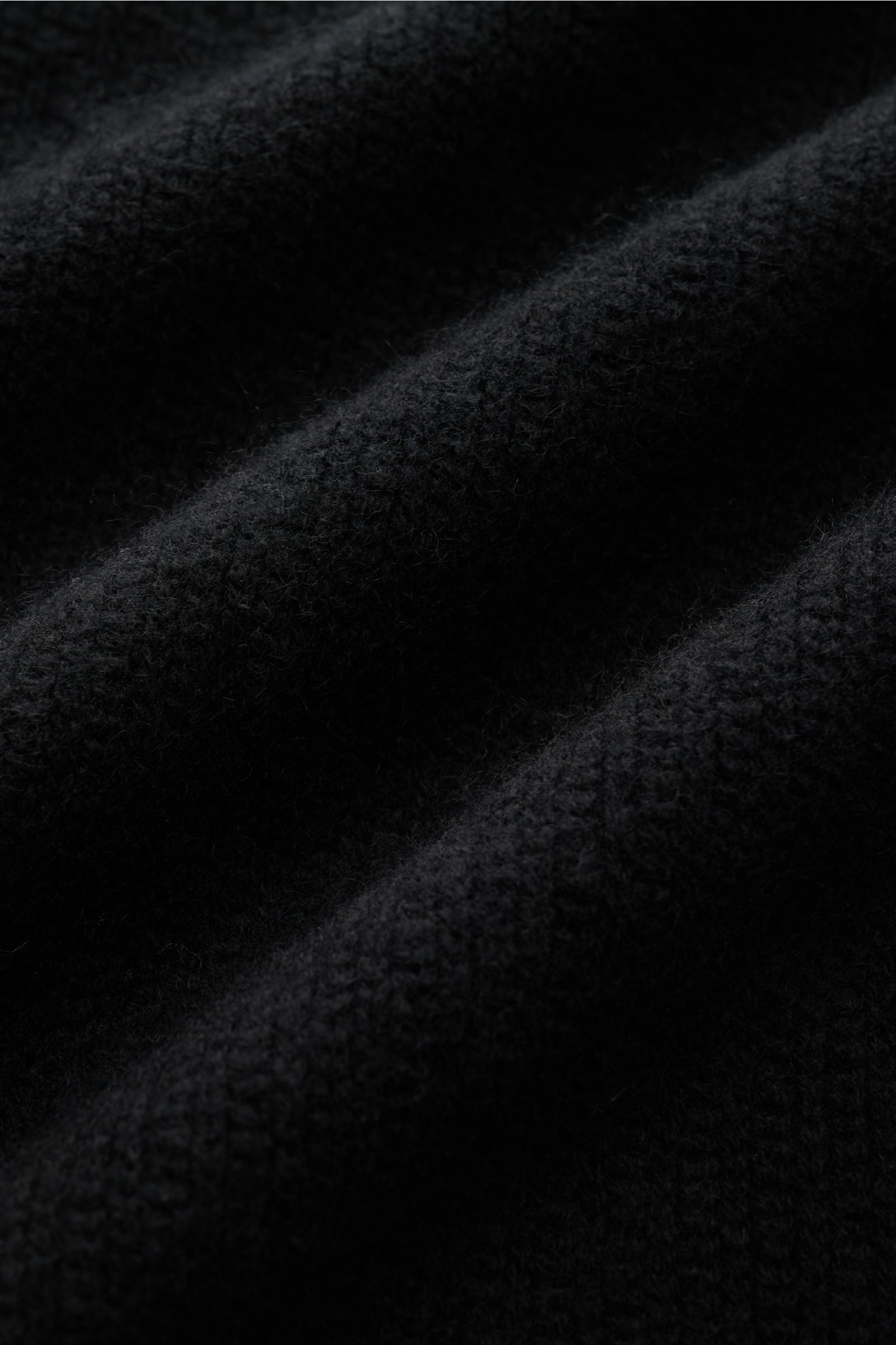 Stone Island Cashmere Rundhalspullover 'Ghost' schwarz, Detailaufnahme des mittelfeinen Strickbilds und weichen Griffs aus nächster Nähe.