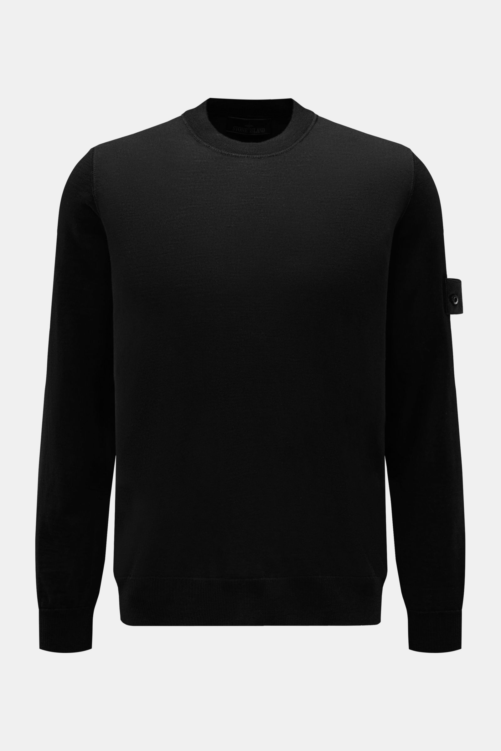 Stone Island Rundhalspullover 'Ghost Piece' schwarz, Slim Fit aus reiner Wolle, feines Strickbild, Rundhalsausschnitt, Kompass-Badge am Oberarm, frontal fotografiert.