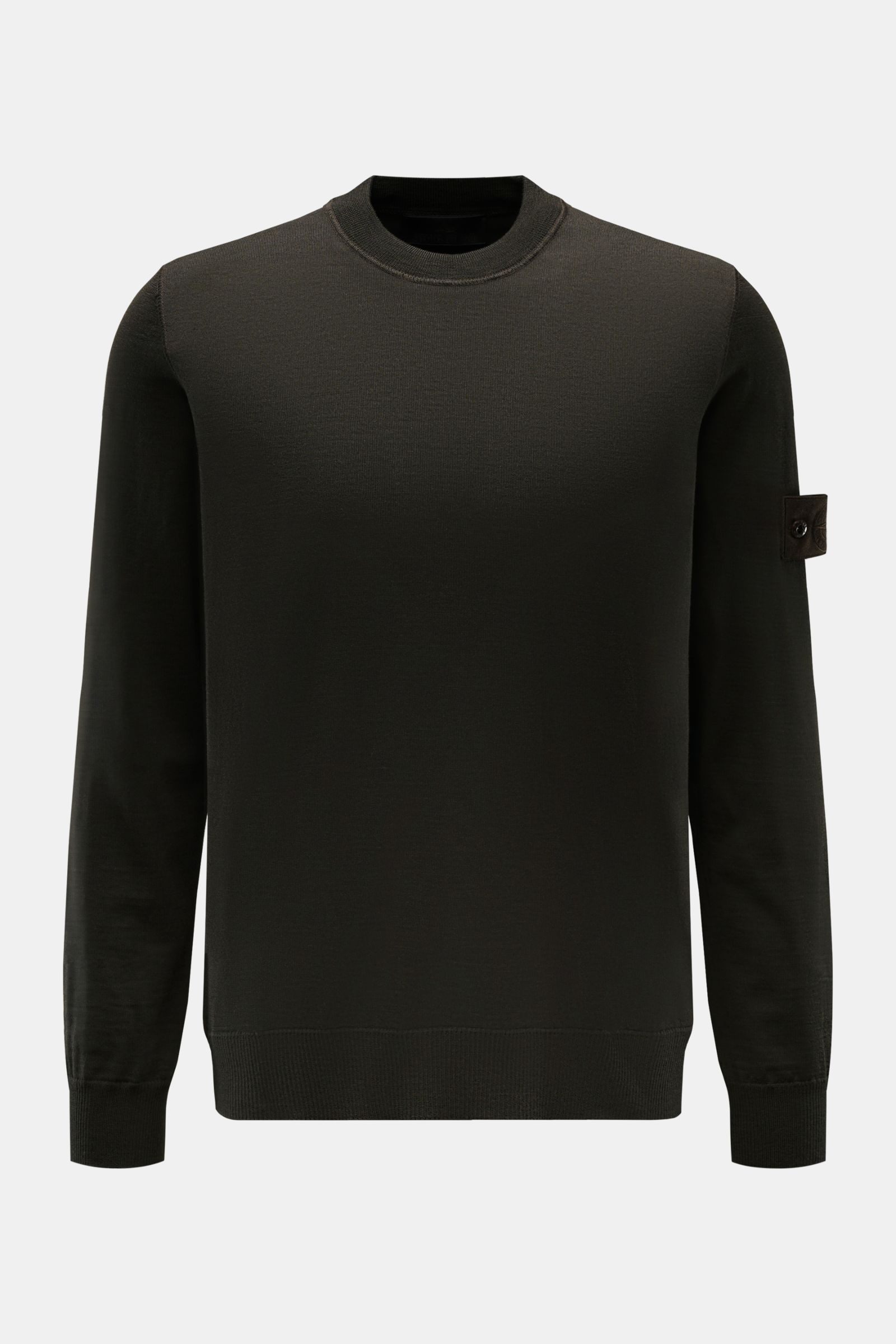 Stone Island Rundhalspullover 'Ghost Piece' dunkelbraun, Slim Fit, reine Wolle, weicher Griff, feines Strickbild, Rundhalsausschnitt, Badge am Oberarm, frontal fotografiert.