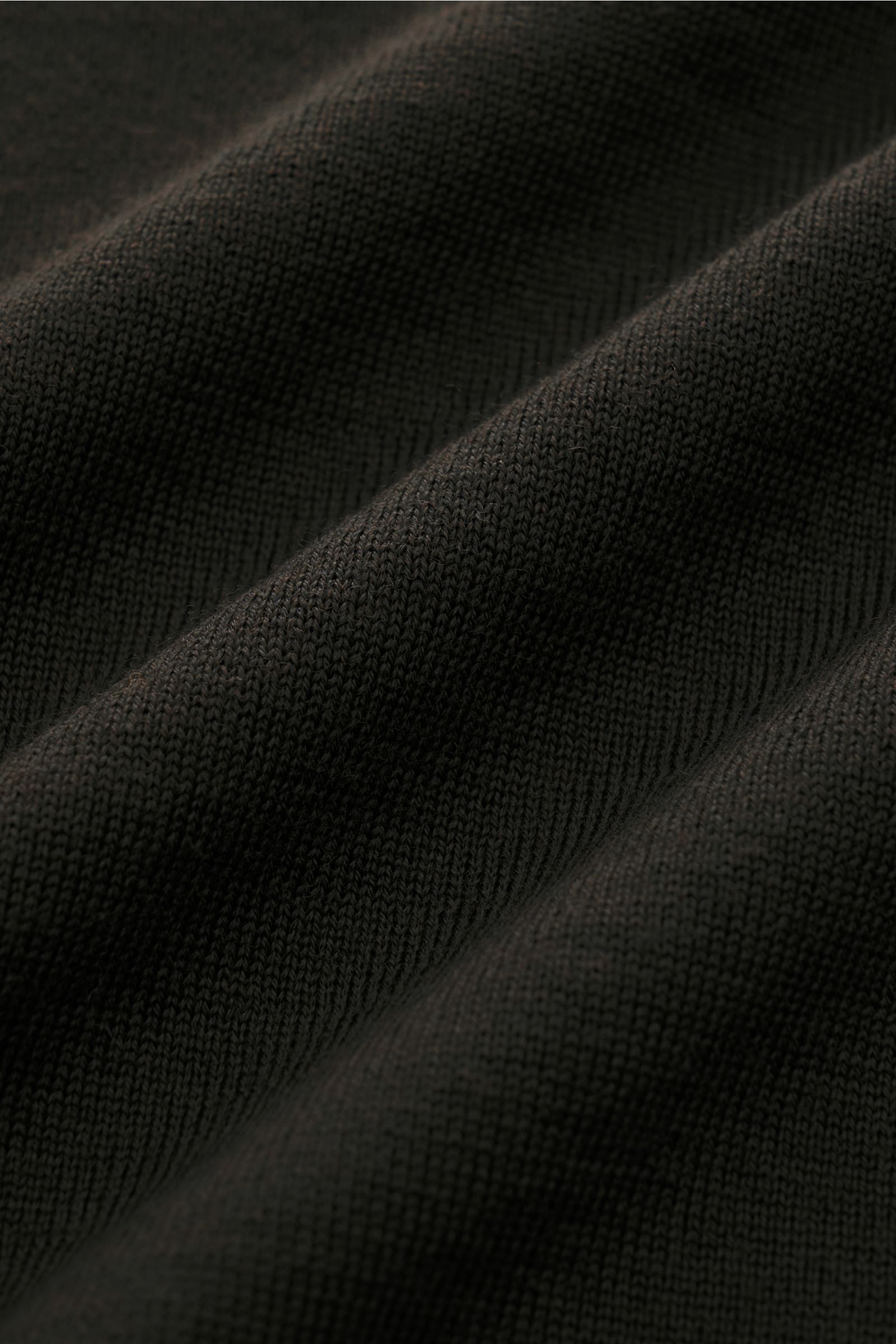 Stone Island Rundhalspullover 'Ghost Piece' dunkelbraun, Nahaufnahme Strick aus reiner Wolle, feines Strickbild, weicher Griff, Slim Fit, Rundhalsausschnitt, tonales Kompass-Badge, elastische Rippbündchen.