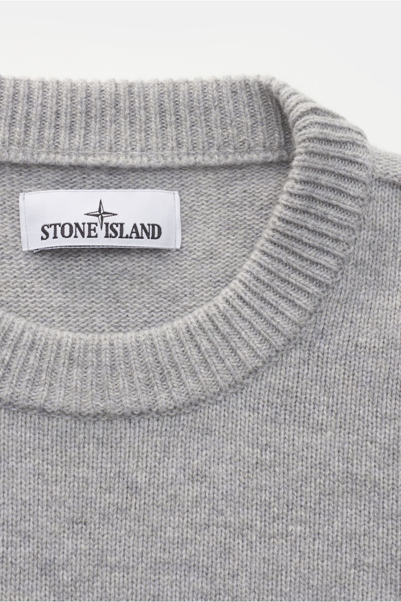 Close-up front view of Stone Island Crew neck jumper 'Lambswool' light grey, showing ribbed crew neck and label.

A stylish essential for the colder months: Enjoy the colder seasons in style, with this casual jumper by STONE ISLAND featuring contrastin