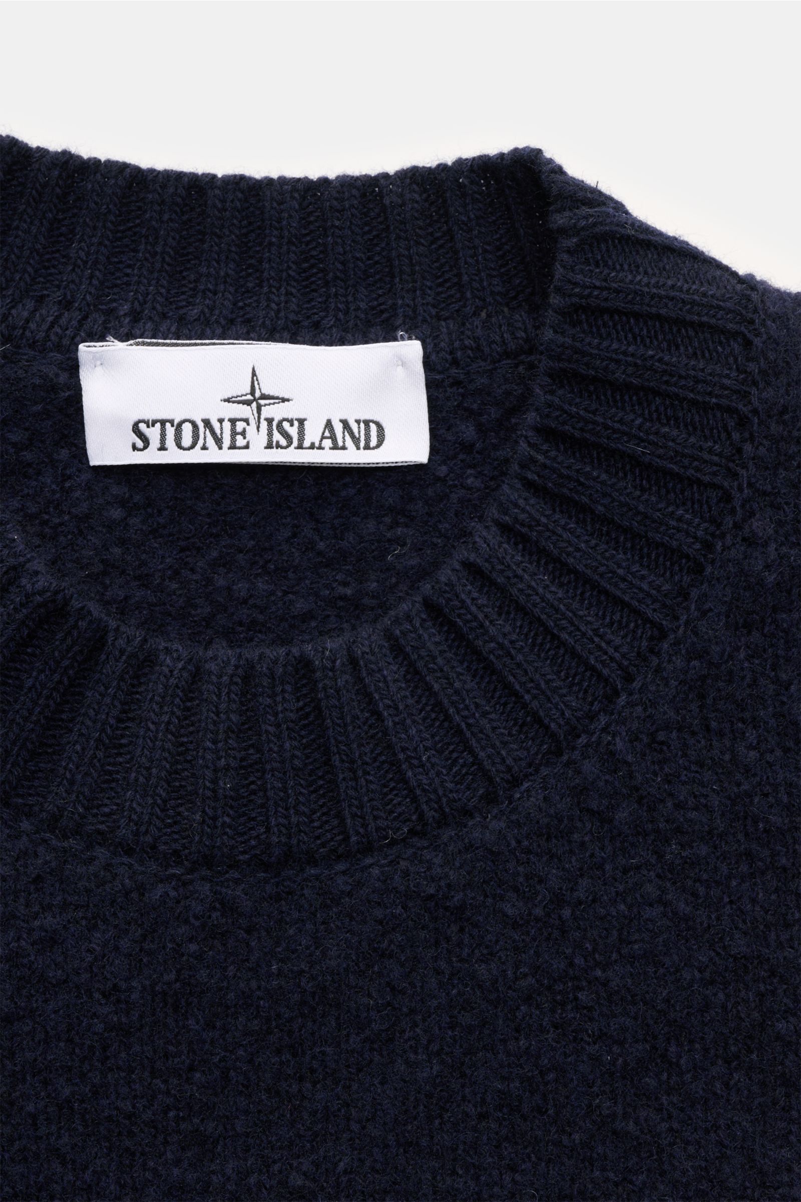 Stone Island Rundhalspullover 'Fancy Yarn' navy in Nahaufnahme von oben, Bouclé-Strick, Rippstrick-Kragen, weicher Griff, Kompass-Badge.