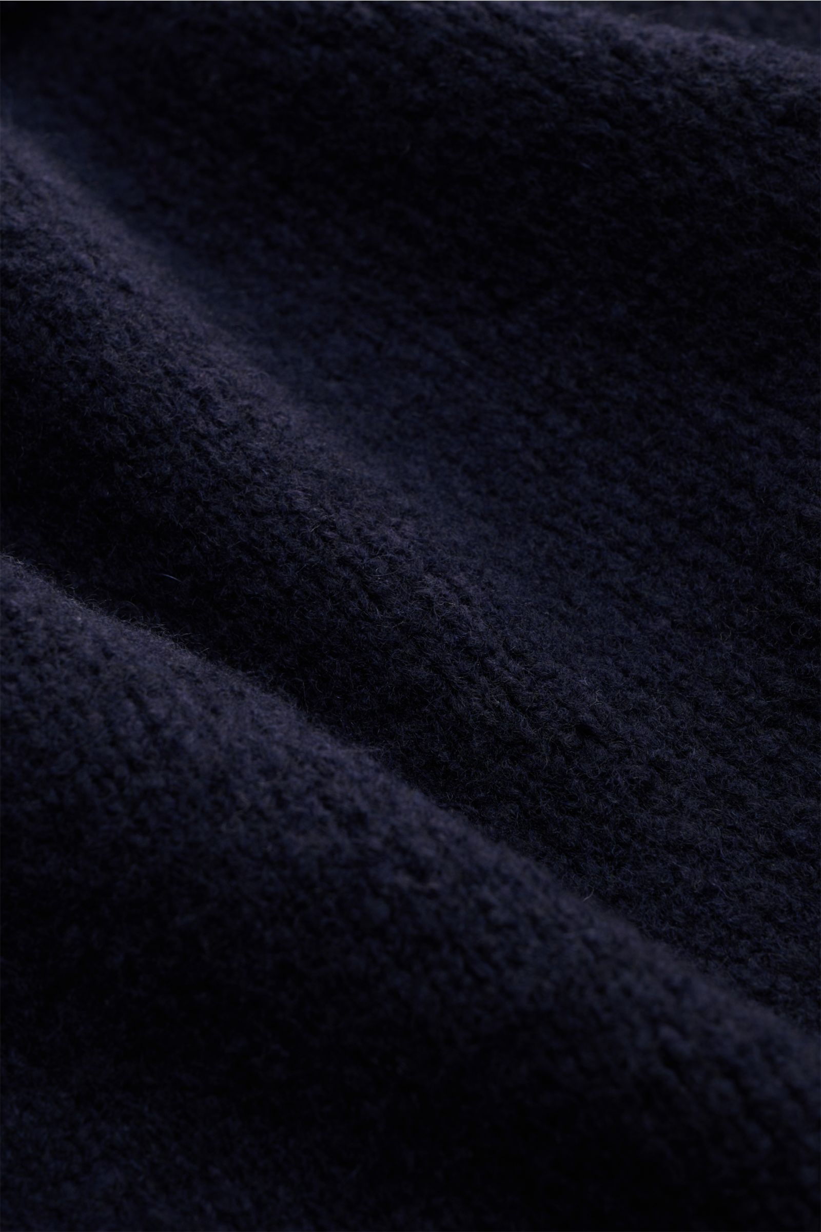 Stone Island Rundhalspullover 'Fancy Yarn' navy in Nahaufnahme, Bouclé-Strick mit seitlichen Rippstrick-Details sichtbar.