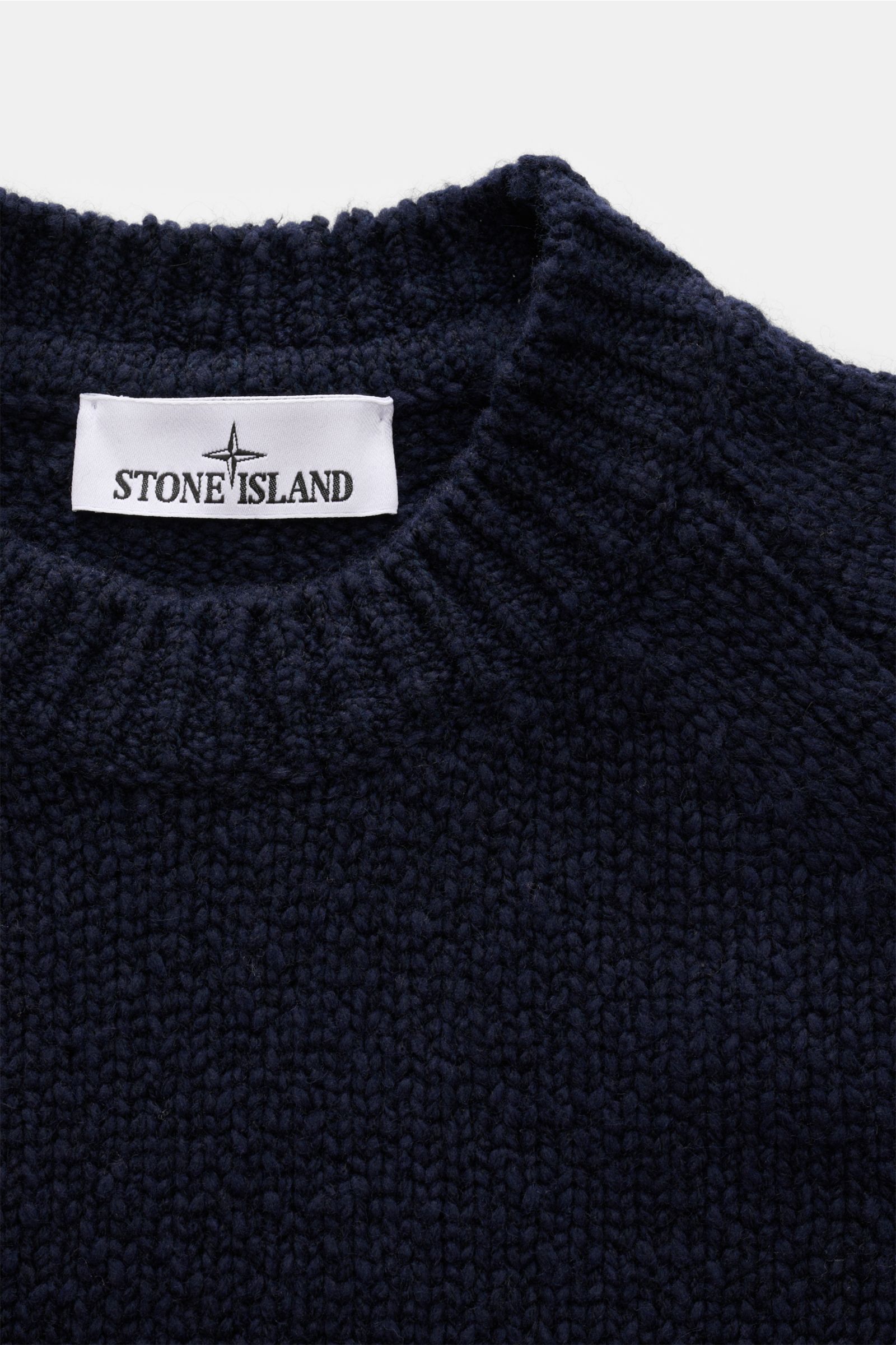 Nahaufnahme des Stone Island Rundhalspullover 'Fancy Yarn' navy aus Wollmix mit mittelfeinem Strick, Rundhals und Kompass-Badge.