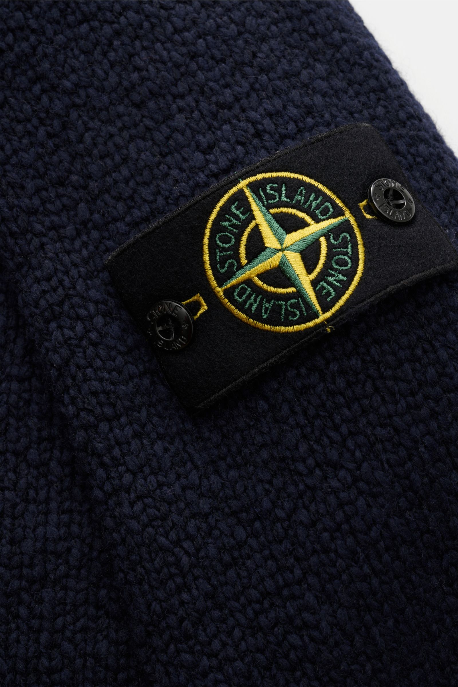 Nahaufnahme des markentypischen Kompass-Badges am Ärmel des Stone Island Rundhalspullover 'Fancy Yarn' navy aus wärmendem Wollmix mit mittelfeinem Strick.