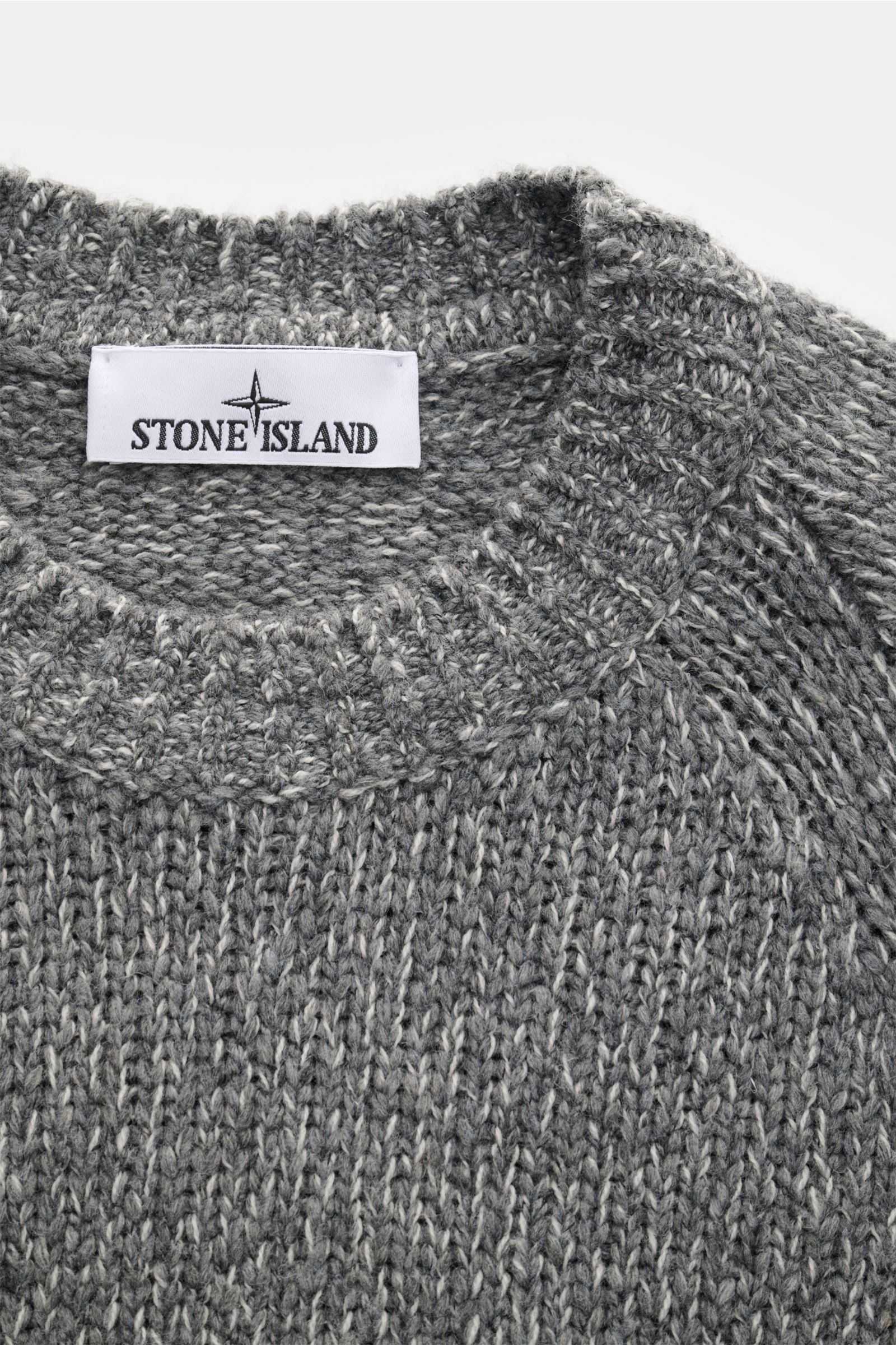 Stone Island Rundhalspullover 'Fancy Yarn' altrosa meliert, Slim Fit, Raglanärmel, Rundhalsausschnitt, markantes Kompass-Badge, Detailansicht von oben.