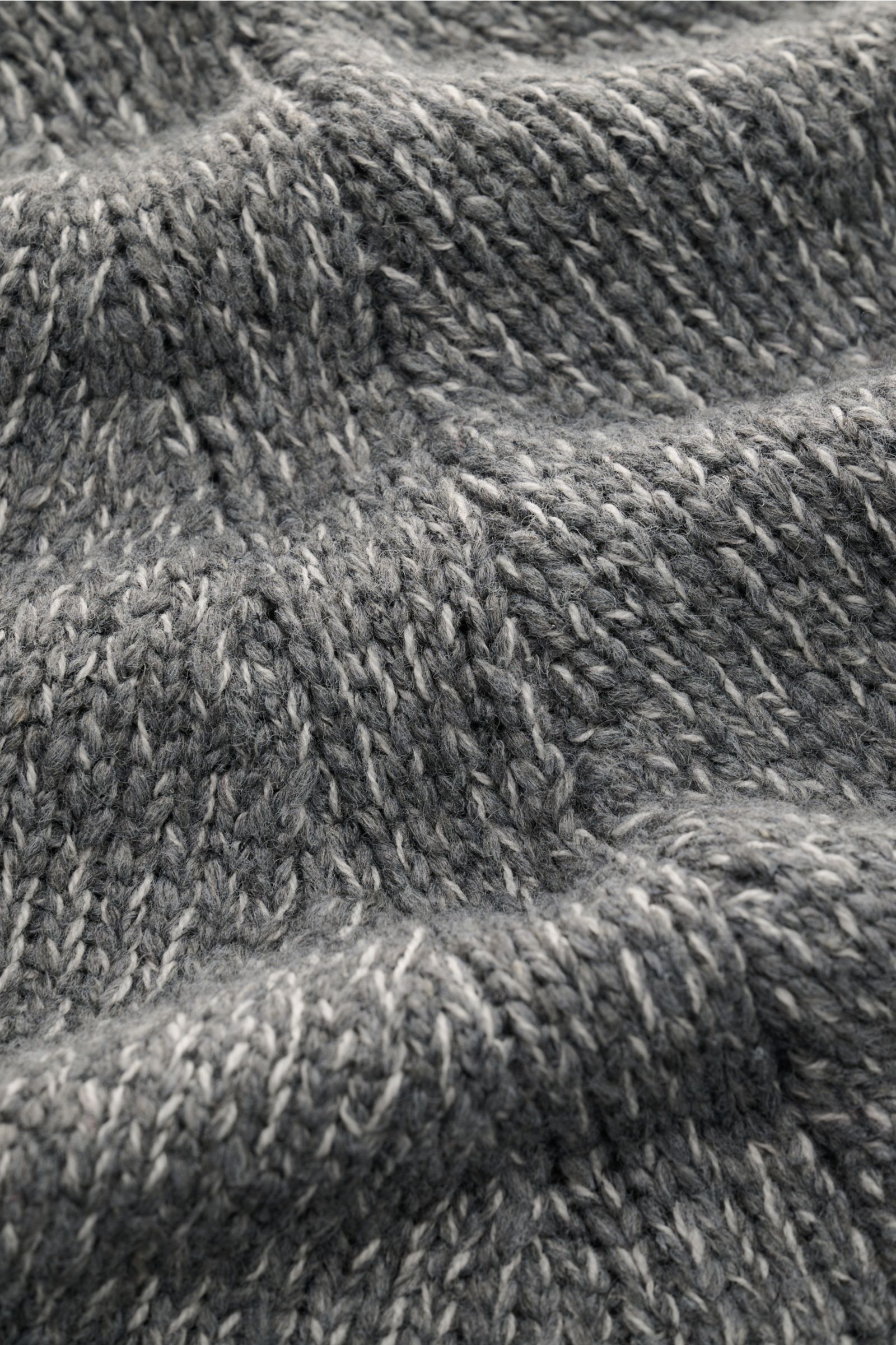 Das Bild zeigt eine Nahaufnahme des Strickmusters des Stone Island Rundhalspullover 'Fancy Yarn' altrosa meliert aus Wollmix mit markantem Effektgarn und elastischem Rippsaum.