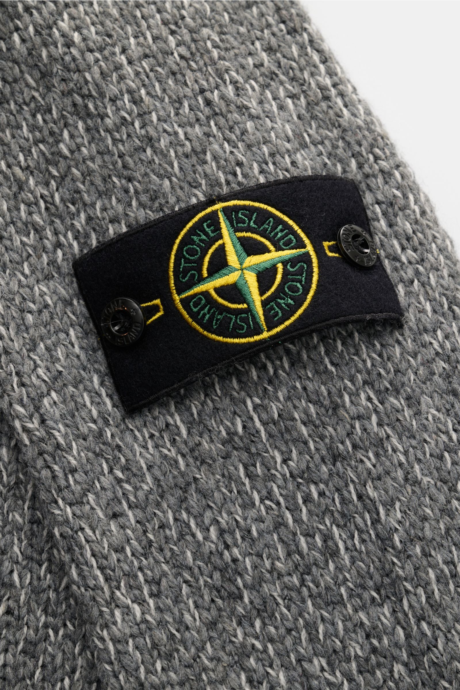 Stone Island Rundhalspullover 'Fancy Yarn' altrosa meliert, Detailaufnahme des markanten Kompass-Badges auf leicht griffigem Wollmix-Strick.