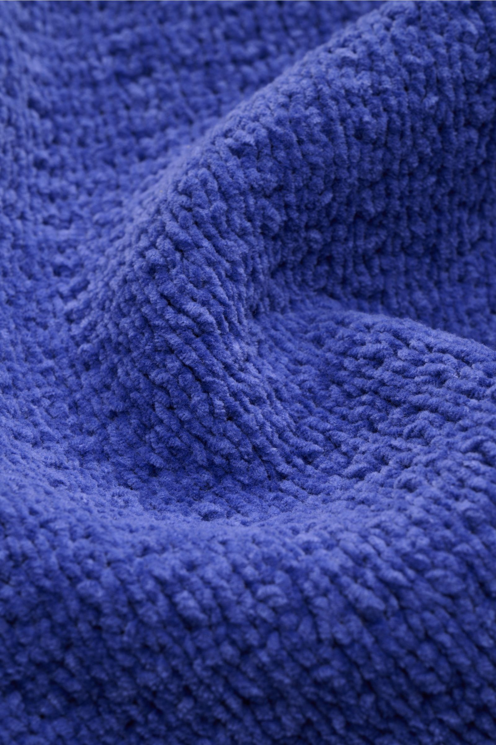 Close-up front view of the textured fabric of the Stone Island Mock Neck Pullover 'Cotton Chenille' blau, showing the soft, chunky cotton chenille knit. Mit STONE ISLAND warm und stilvoll durch den Winter: Dieser Mock Neck Pullover aus weicher Baumwoll-Ch
