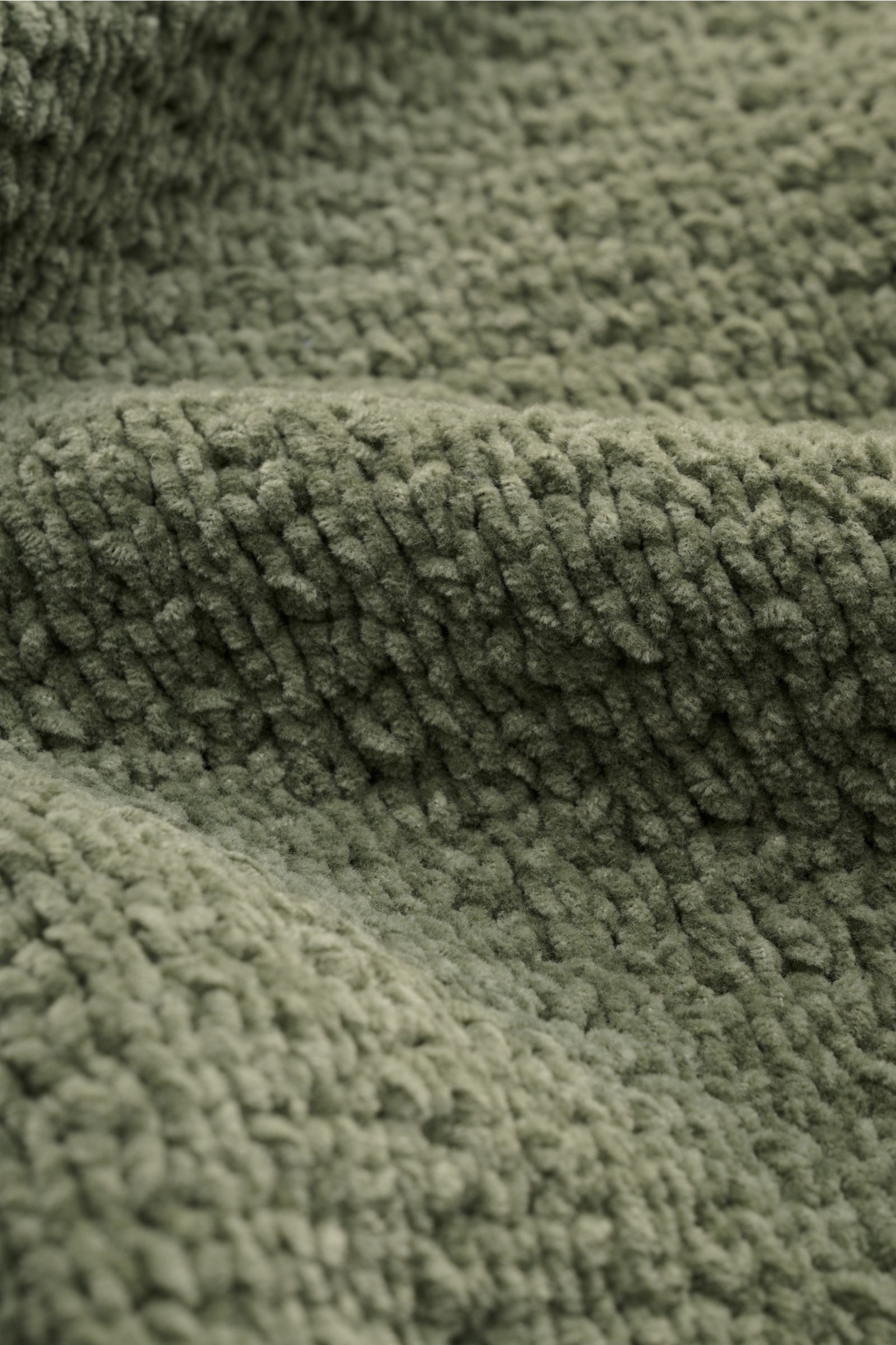 Close-up front view of Stone Island Mock Neck Pullover 'Cotton Chenille' graugrün showing soft, coarse knit pure cotton chenille fabric with a cozy texture. Mit STONE ISLAND warm und stilvoll durch den Winter: Dieser Mock Neck Pullover aus weicher Baumwol