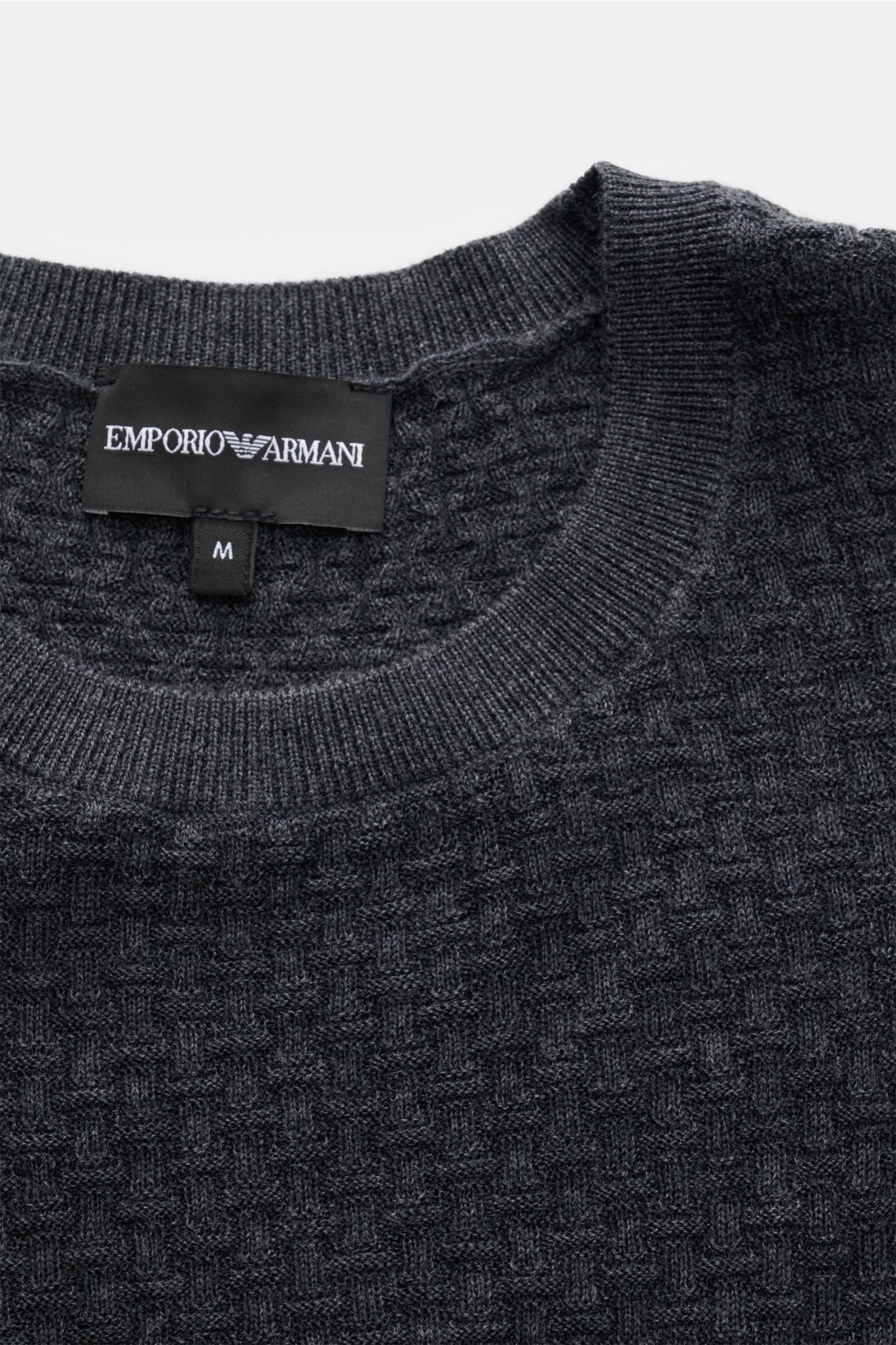 Emporio Armani Feinstrick-Rundhalspullover dunkelgrau aus reiner Schurwolle, weich, fein strukturiert, Regular Fit, Rundhalsausschnitt, Detailaufnahme von oben.