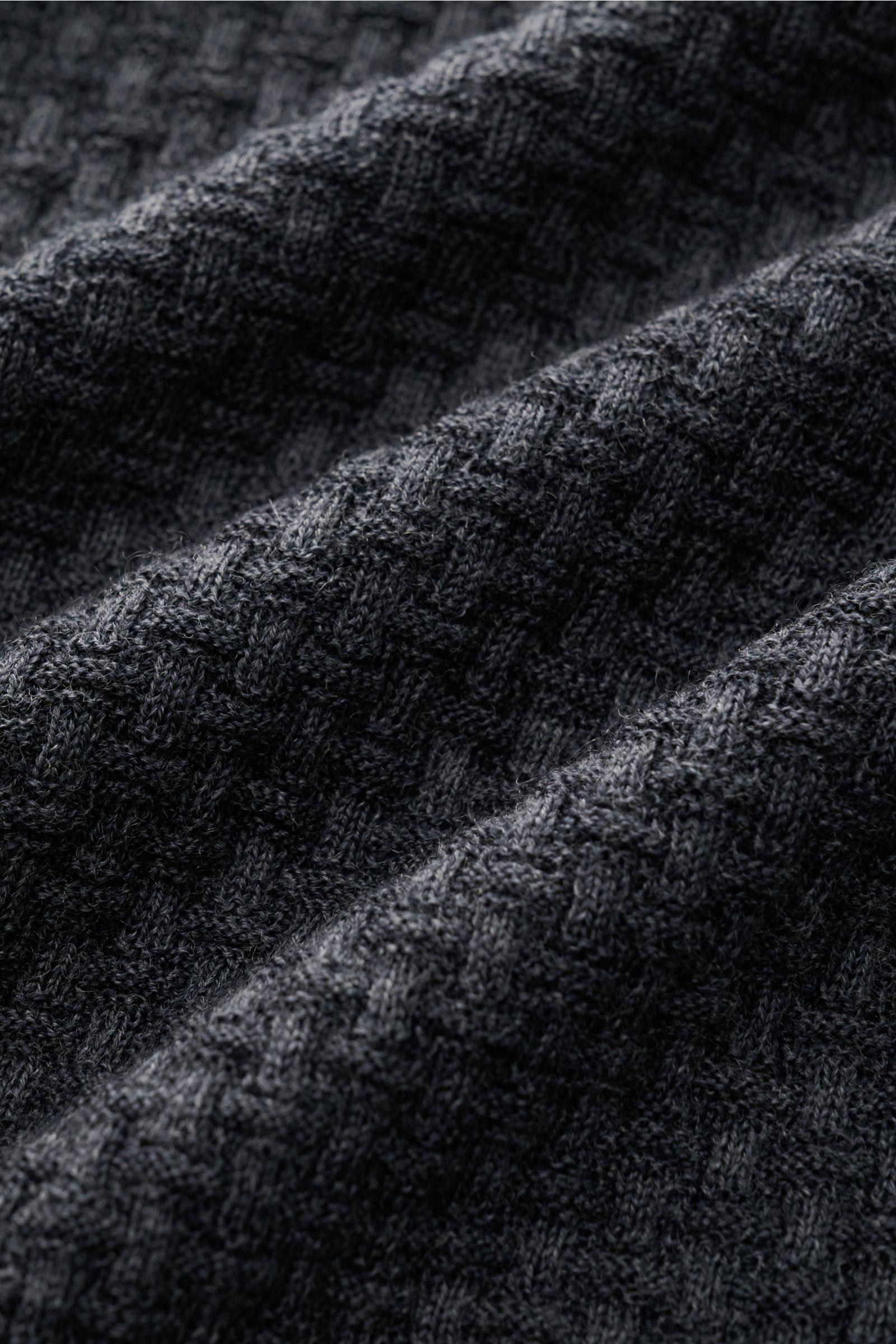 Emporio Armani Feinstrick-Rundhalspullover dunkelgrau in Nahaufnahme, fein strukturiert, aus weicher reiner Schurwolle, Regular Fit.