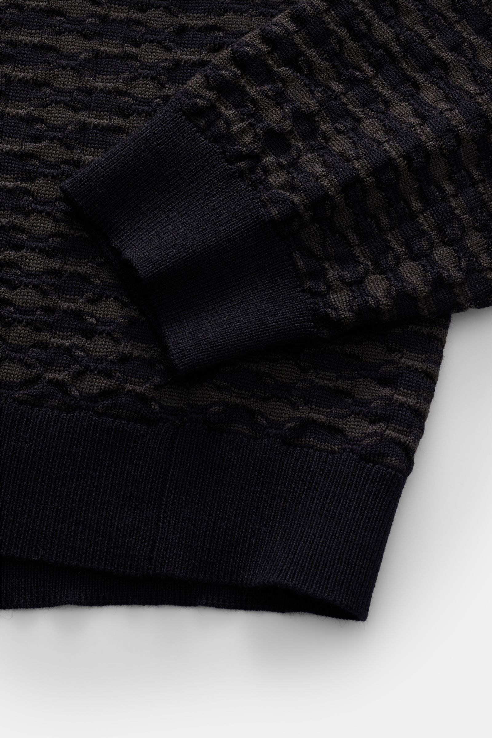 Emporio Armani Strickpolo navy/dunkelgrau gemustert, Detailaufnahme von Ärmel und Bund, Strukturstrick aus Wolle, weicher Griff, Regular Fit.