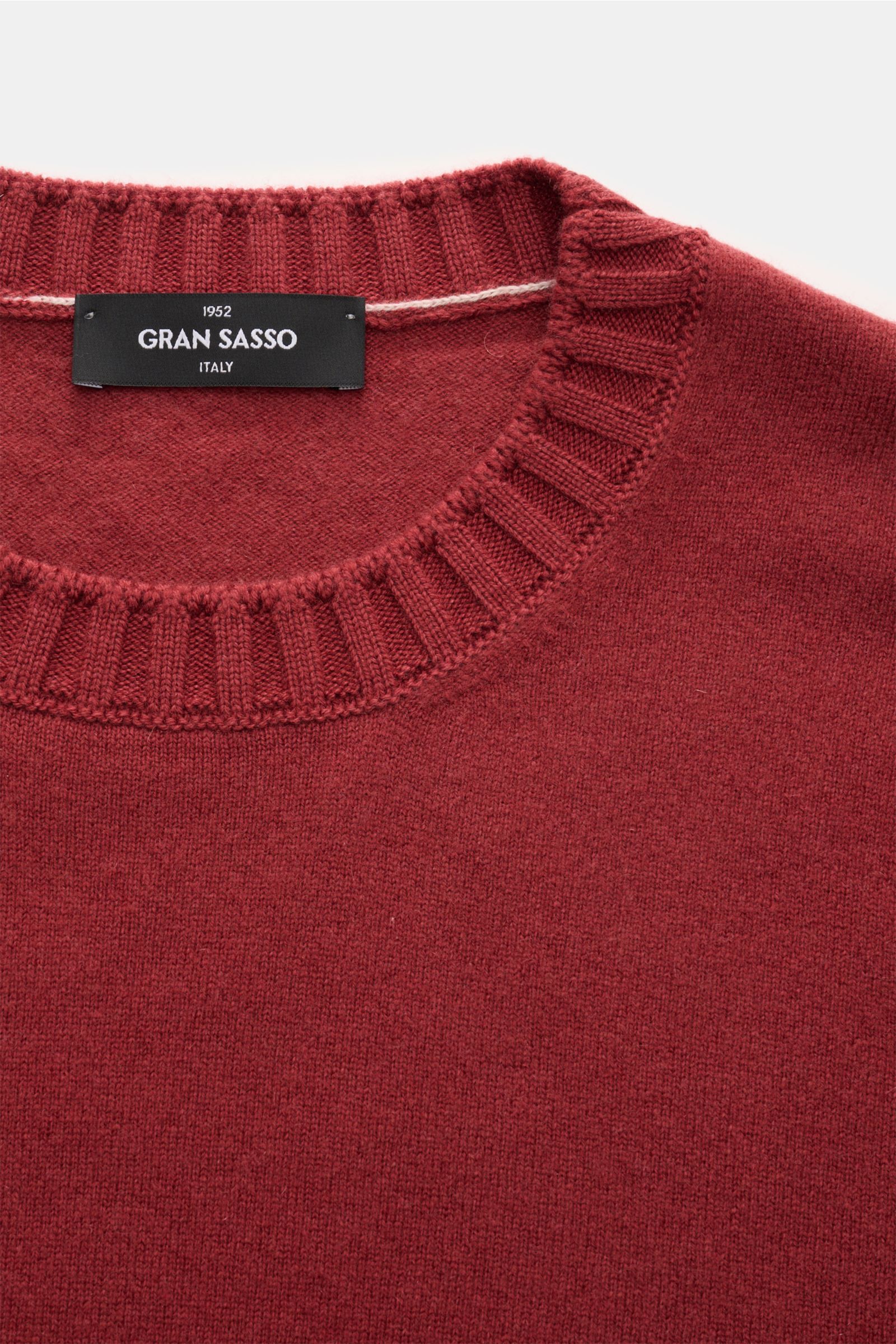 Gran Sasso Cashmere Rundhalspullover rotbraun, Nahaufnahme von oben, reiner Cashmere, weich, leicht gewalkt, feines Strickbild, Regular Fit, Rundhalsausschnitt, Rippbündchen.