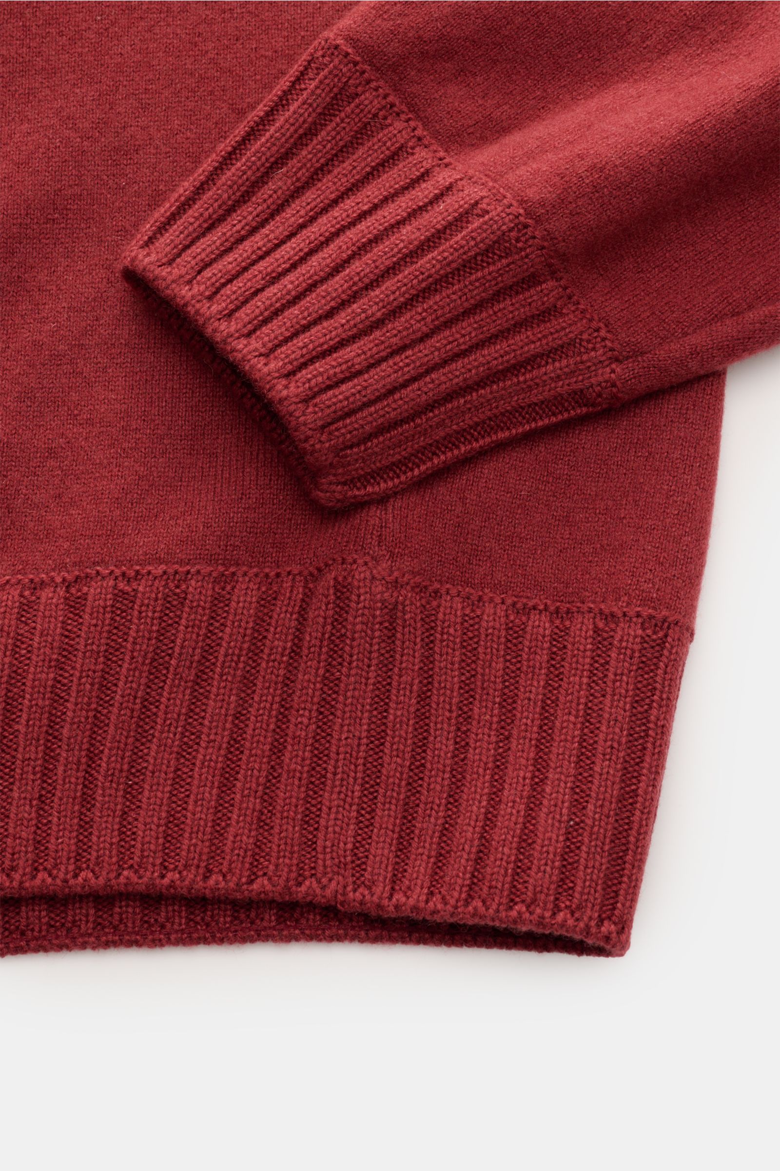 Gran Sasso Cashmere Rundhalspullover rotbraun, Detailaufnahme von Ärmel und Bund, reiner Cashmere, weicher Griff, leicht gewalkt, feines Strickbild, Regular Fit, Rundhalsausschnitt, komfortable Rippbündchen.