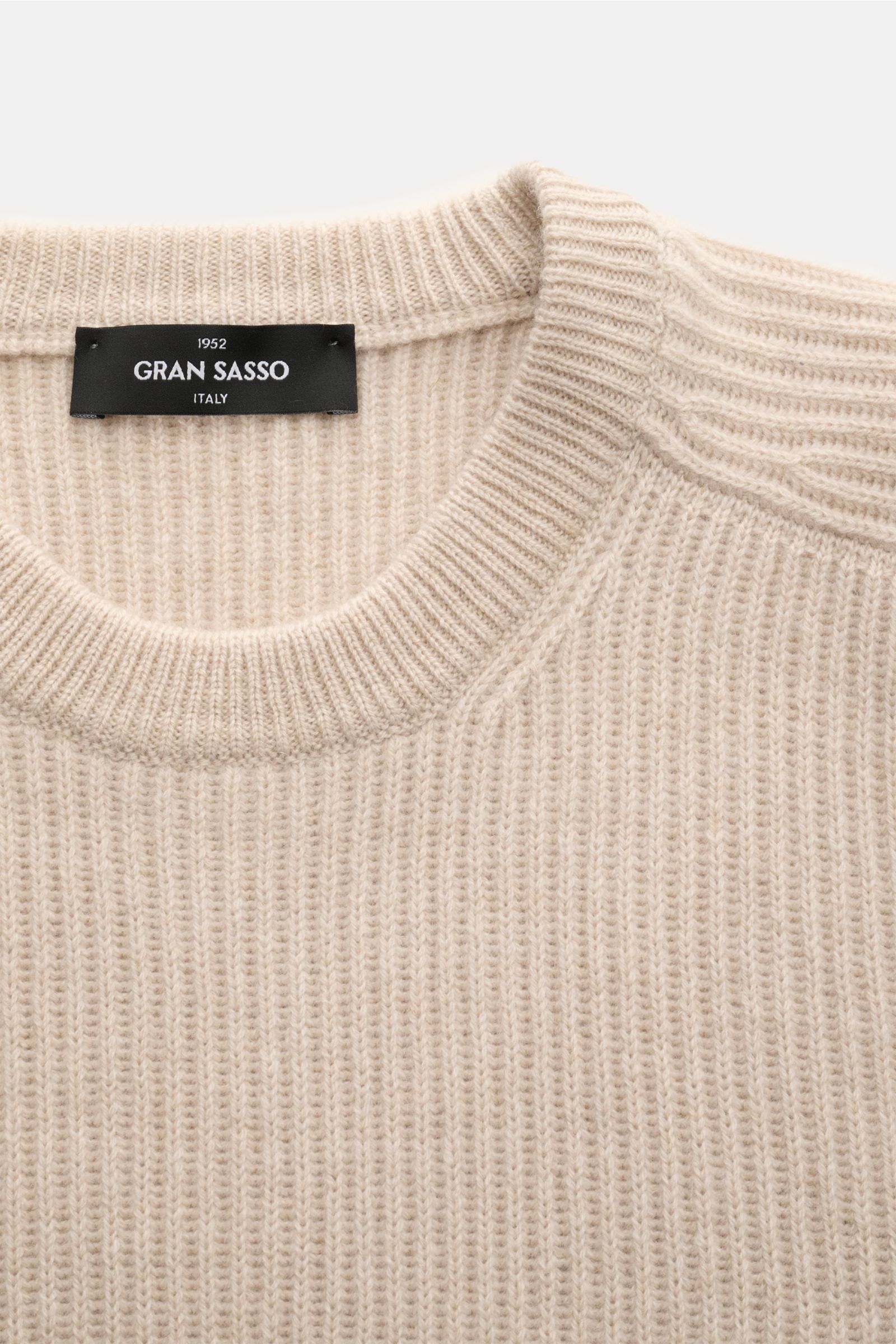 Close-up front view of Gran Sasso Cashmere Rundhalspullover beige, ribbed knit pure cashmere sweater with round neckline.

Rippenstrick aus reinem Cashmere wird zur vollen Bereicherung für Ihre Herbst-/Wintergarderobe mit diesem Rundhalspullover aus de