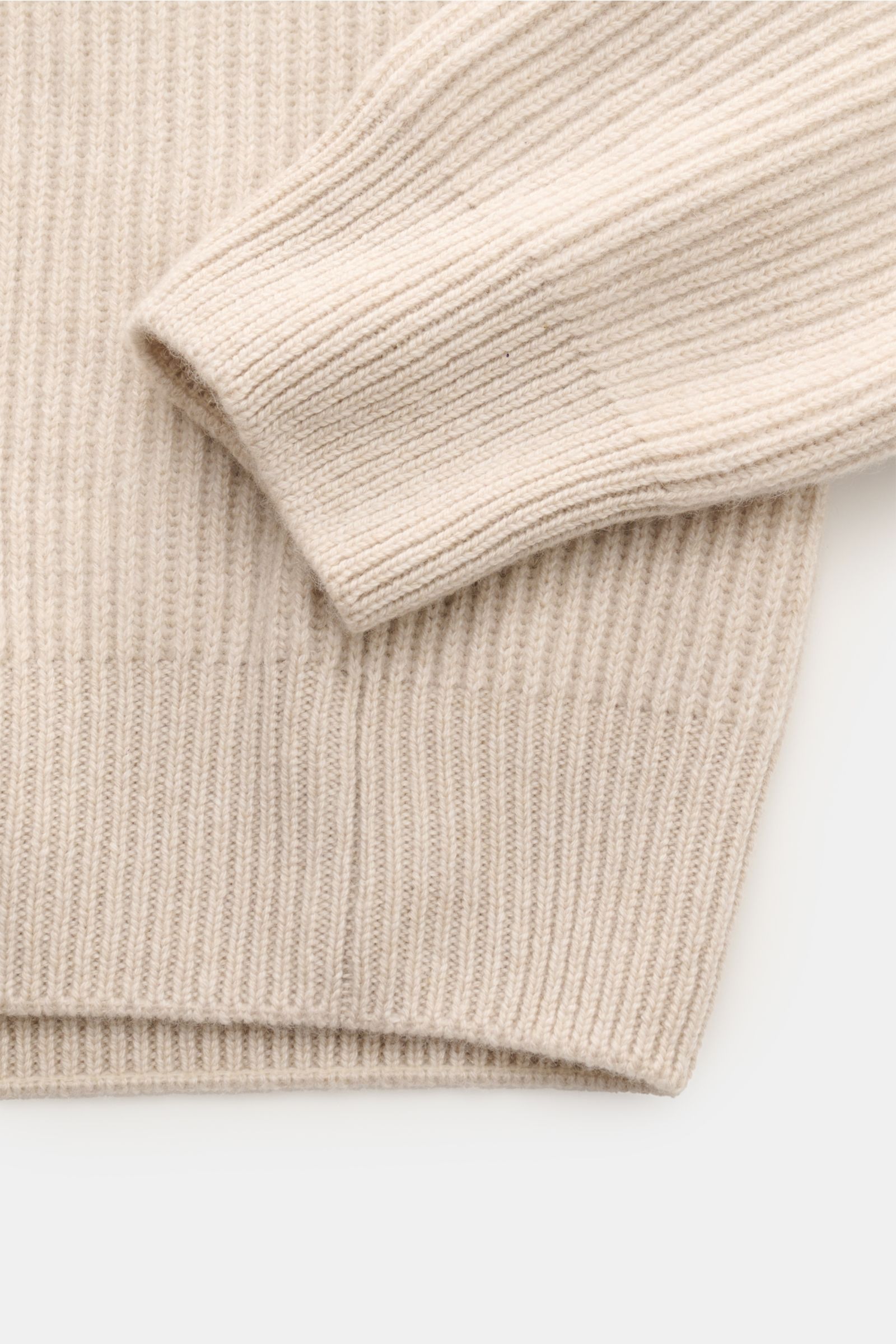 Close-up view from above of the sleeve and hem of the Gran Sasso Cashmere Rundhalspullover beige, showing the ribbed knit texture and melierte Optik. Rippenstrick aus reinem Cashmere wird zur vollen Bereicherung für Ihre Herbst-/Wintergarderobe mit diesem