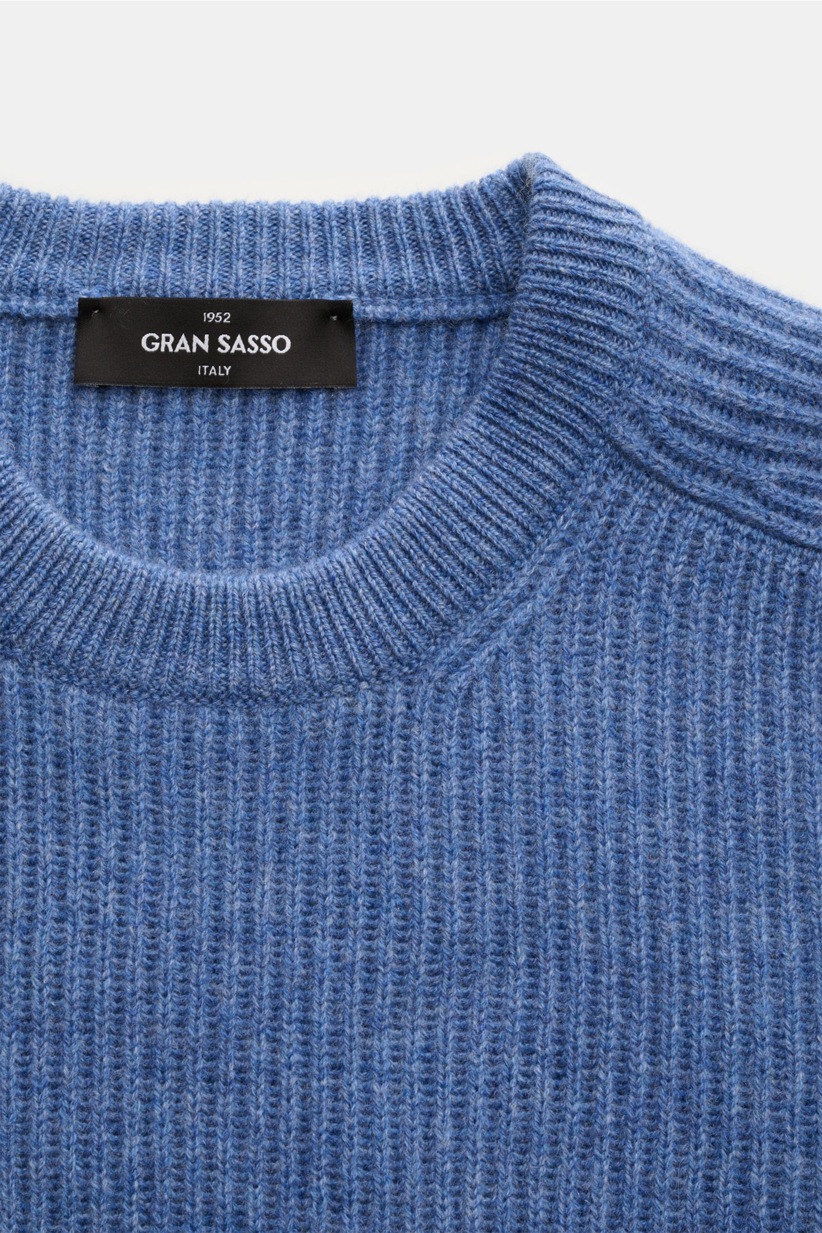 Gran Sasso Cashmere Rundhalspullover graublau meliert, Nahaufnahme von oben, Rippenstrick, reiner Cashmere, Slim Fit, Rundhalsausschnitt, weicher Griff.