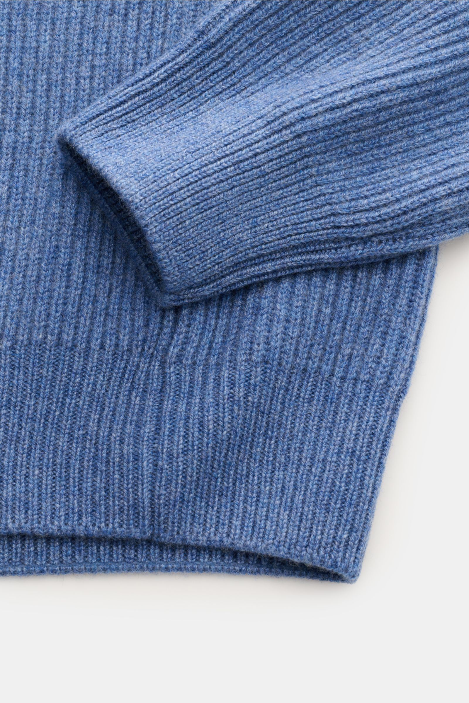 Gran Sasso Cashmere Rundhalspullover graublau meliert, Detailaufnahme von Ärmelsaum und Bund, Rippenstrick aus reinem Cashmere, Slim Fit, weicher Griff, klassisches Rippenmuster.